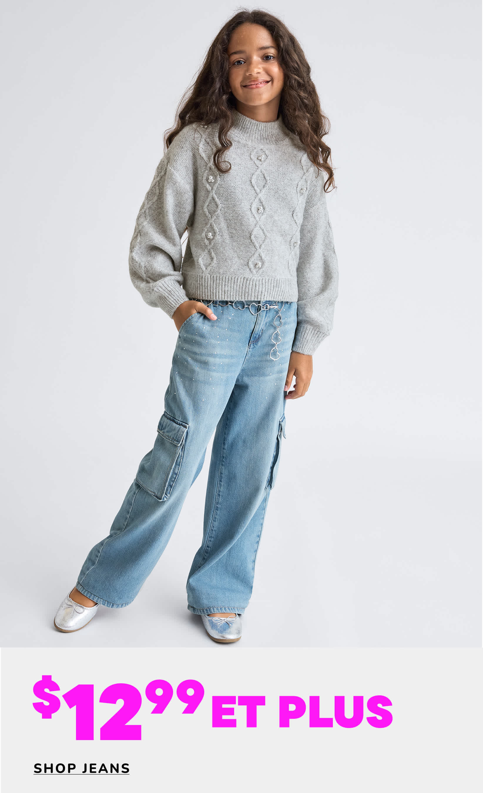 L'image montre une jeune personne portant un pull gris et un jean clair, se détachant sur un fond blanc uni avec un texte superposé indiquant « 60 % de réduction » annonçant une promotion sur les jeans.