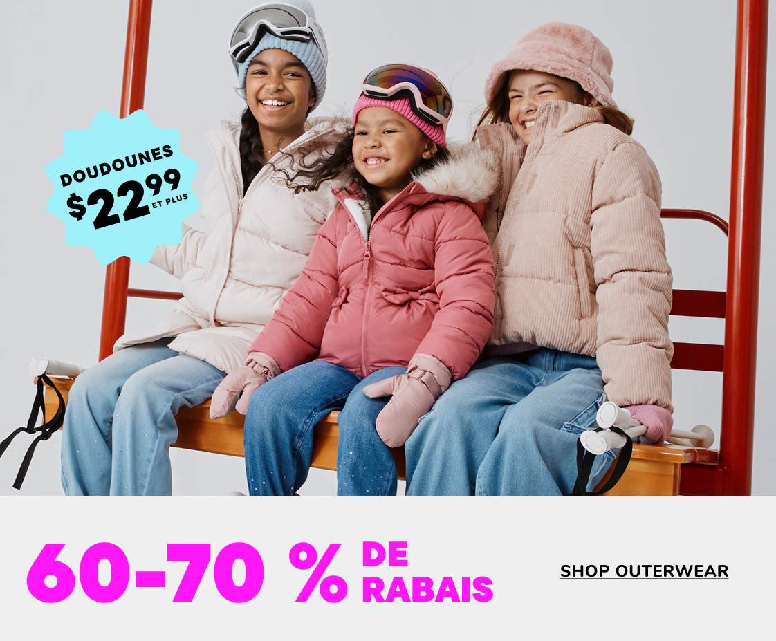 L'image montre une jeune femme portant une doudoune rose à capuche doublée de fourrure, souriante et debout devant un fond blanc avec une grande étiquette de prix rose.