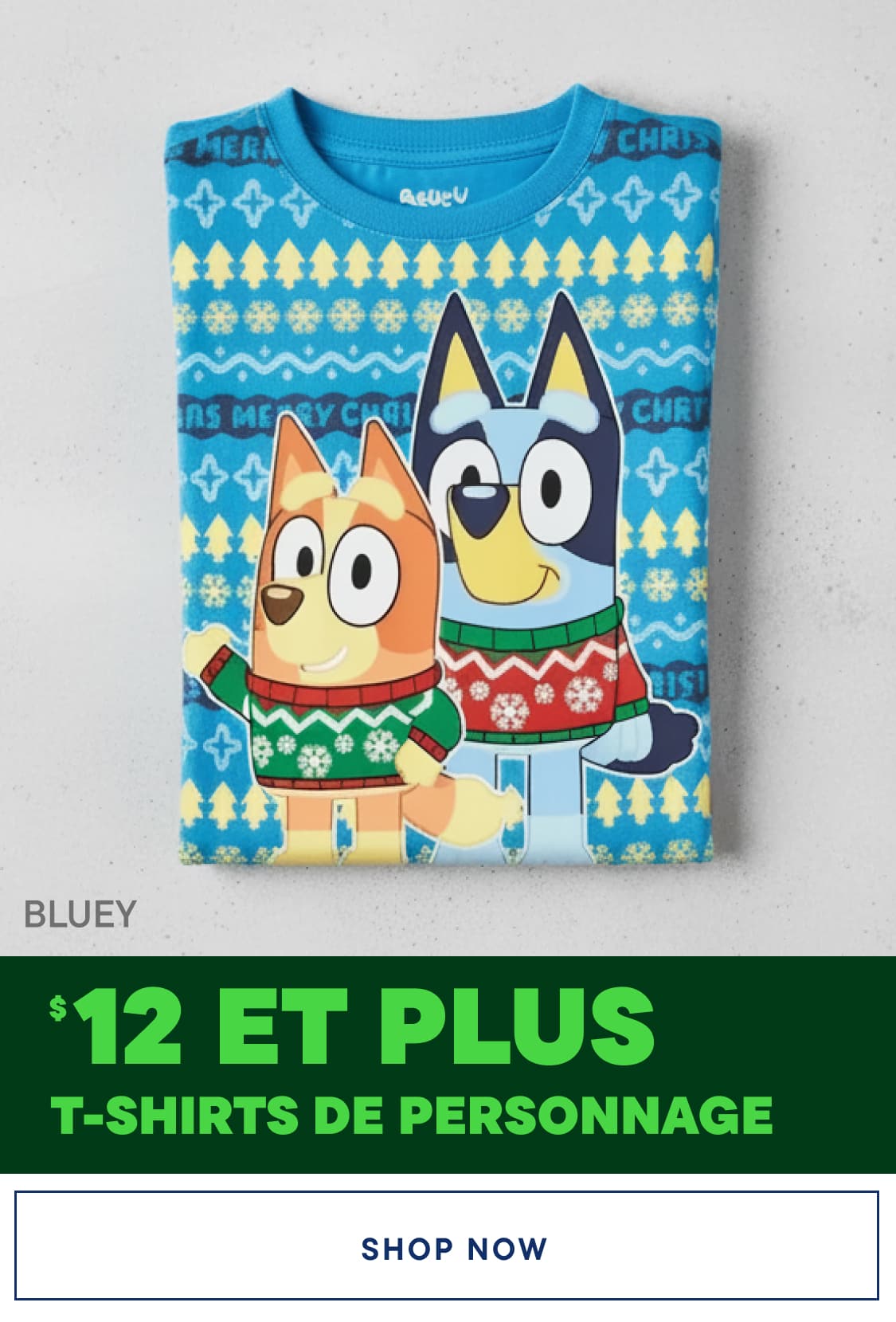 Un pull coloré à motifs représentant deux personnages de chiens de dessin animé portant des écharpes et entourés de flocons de neige et d'autres motifs sur le thème de l'hiver.