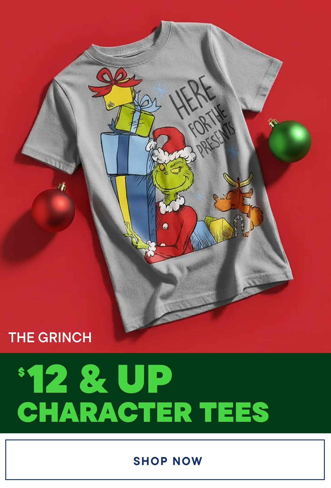 Un t-shirt gris orné d'une illustration colorée du personnage du Grinch entouré de cadeaux et de décorations de Noël sur un fond rouge vif.