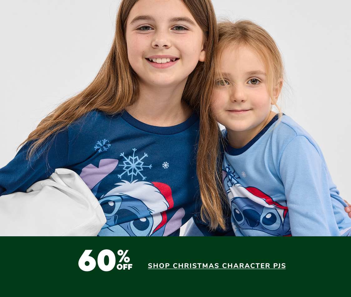 La imagen muestra a dos niñas vistiendo pijamas iguales con temática navideña, con un cartel de descuento del 60% de descuento destacado en el fondo.