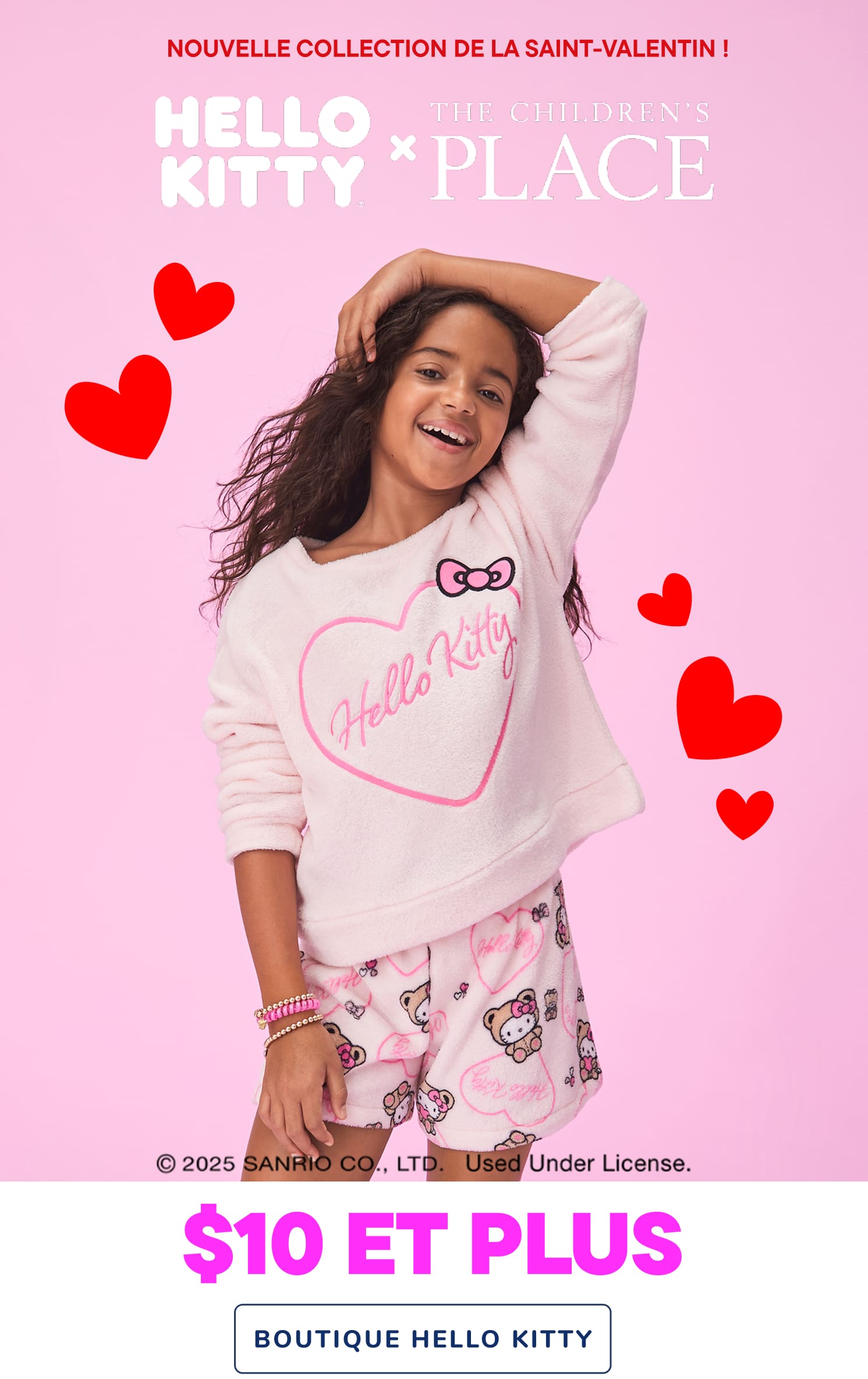 L'image représente une jeune femme souriante portant un sweat-shirt blanc orné du logo Hello Kitty et de cœurs, sur un fond rose agrémenté d'autres motifs de cœurs.
