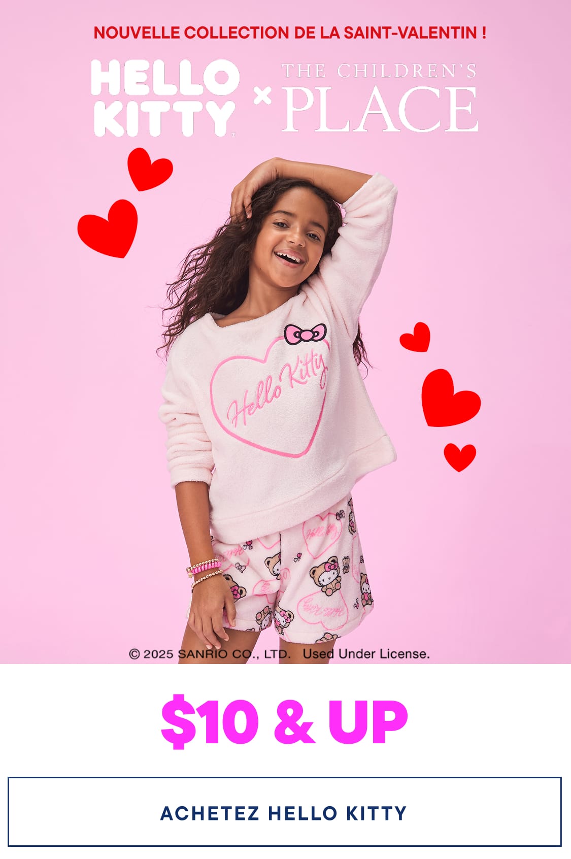 L'image représente une jeune femme portant un pull blanc orné d'un motif de cœur Hello Kitty, souriante et posant devant un fond rose parsemé de cœurs rouges.