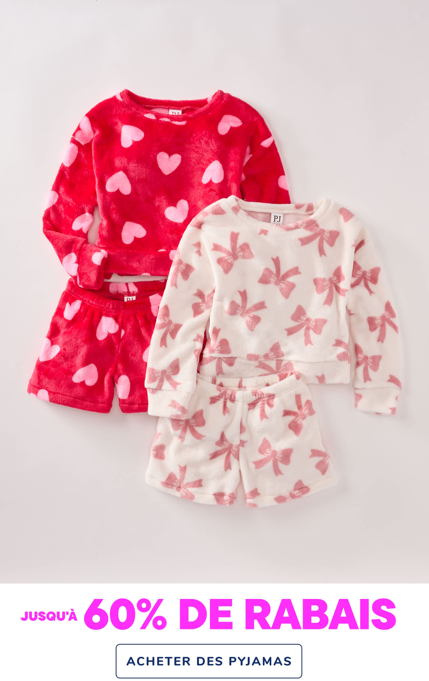 Deux hauts de pyjama colorés à motifs de cœurs et de nœuds sont présentés sur un fond blanc uni, avec un texte superposé « 60 % de réduction » annonçant une promotion sur les pyjamas.