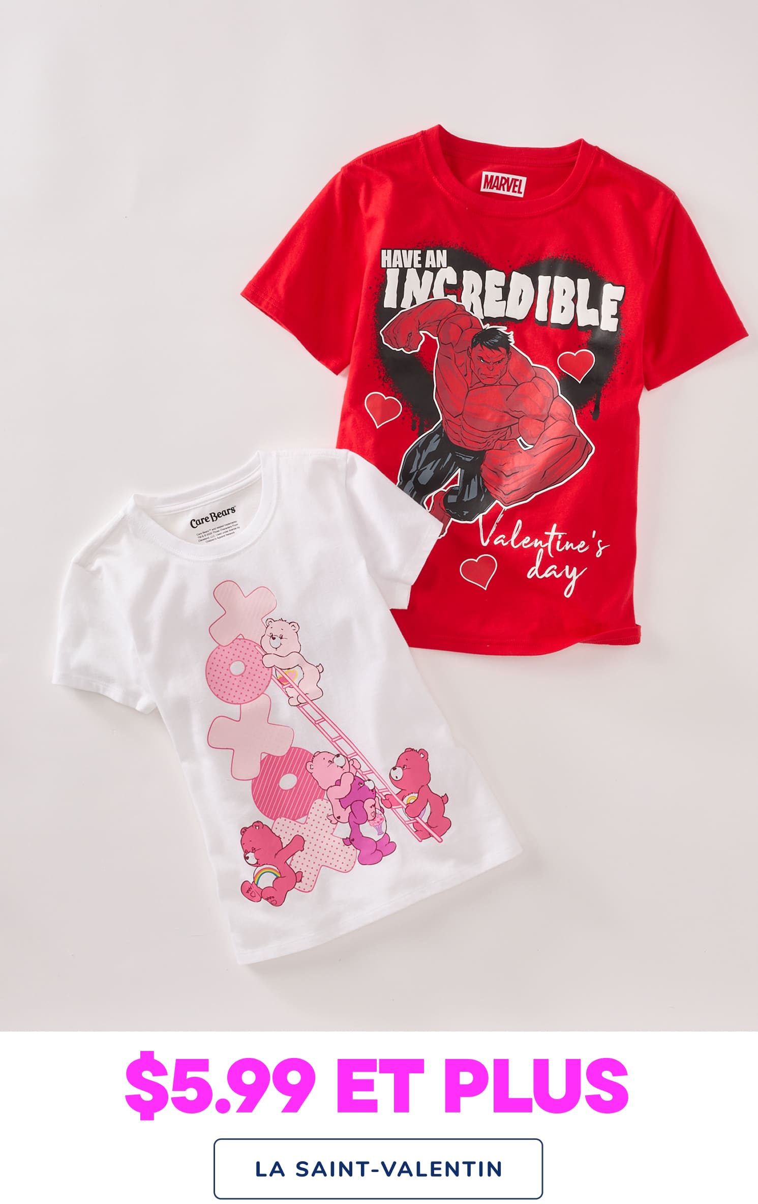 L'image montre deux t-shirts : l'un rouge orné d'un dinosaure et de l'inscription « Tu es incroyable pour la Saint-Valentin », l'autre blanc avec un caniche rose. Les t-shirts sont présentés sur un fond uni, avec une étiquette de prix « 5,99 $ et plus » et la mention « Saint-Valentin » en dessous.