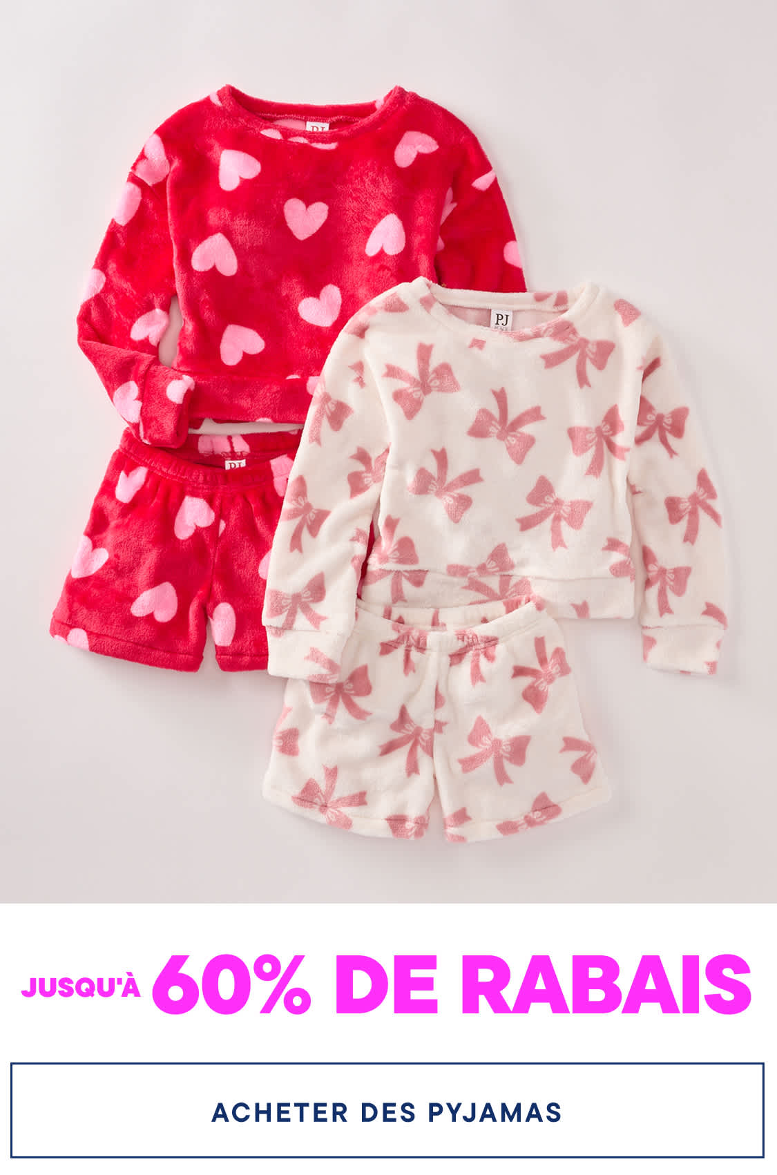Deux pyjamas pour enfants aux couleurs vives, l'un à motifs de cœurs et l'autre à motifs de papillons, sont présentés sur un fond blanc uni. Les pyjamas semblent doux et confortables ; celui à cœurs est d'un rouge éclatant, tandis que celui à papillons arbore des tons plus doux de rose et de blanc.