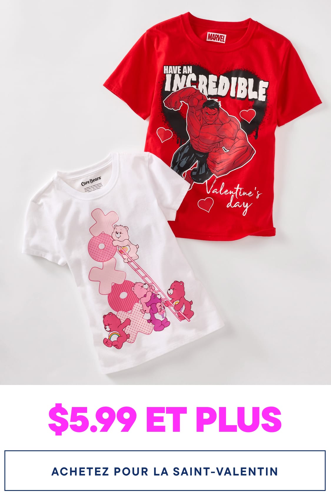 L'image montre deux t-shirts rouges et blancs ornés de motifs sur le thème de la Saint-Valentin, notamment un dinosaure rouge et un personnage de dessin animé rose, ainsi qu'une étiquette de prix indiquant qu'ils coûtent 5,99 $ et plus.