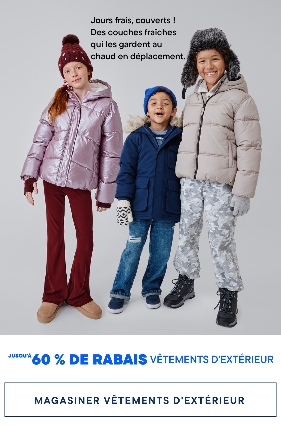 L'image présente trois enfants vêtus de vêtements d'hiver chauds, notamment des manteaux, des bonnets et des bottes, sur un fond uni. Le texte superposé annonce une promotion sur les vêtements d'extérieur, avec des réductions allant jusqu'à 60 %.