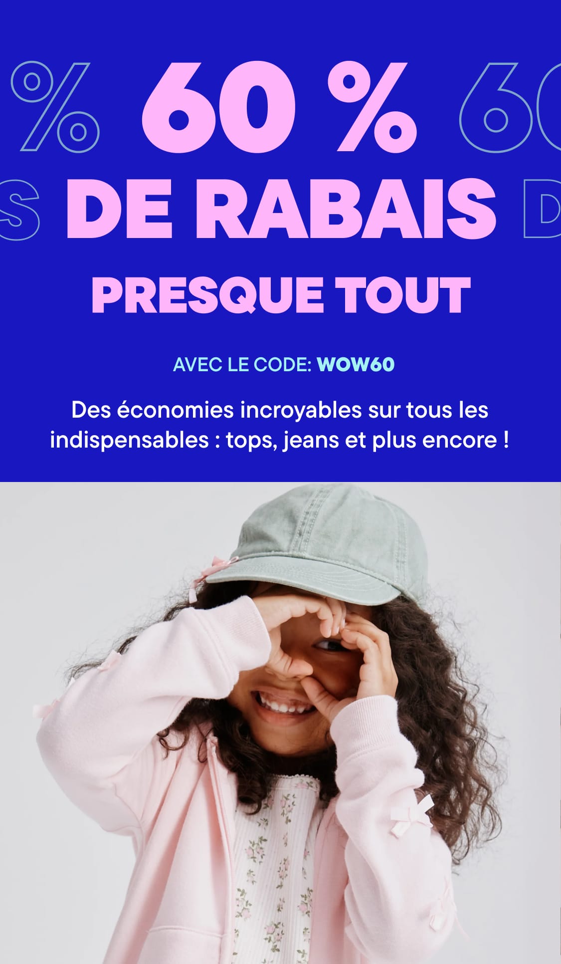 L'image présente au premier plan un grand texte promotionnel « 60 % DE RÉDUCTION SUR PRESQUE TOUT », avec en arrière-plan une personne portant une veste à capuche rose et une casquette de baseball.