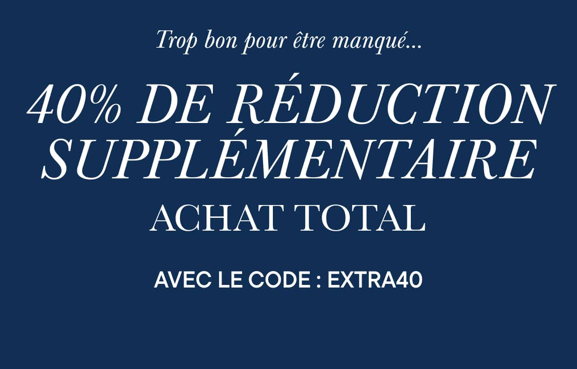 L'image montre trois jeunes filles d'apparences différentes, souriantes et debout dans ce qui semble être une pièce confortable remplie de livres.