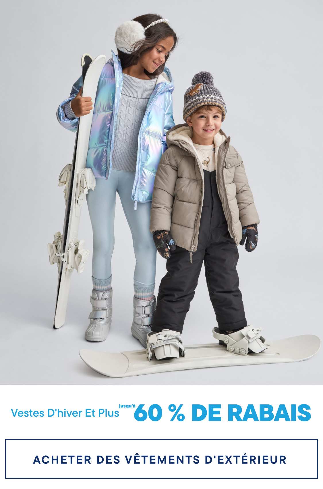 Deux jeunes enfants, une fille et un garçon, vêtus de vêtements d'hiver chauds et tenant du matériel de ski, se détachent sur un fond blanc uni.