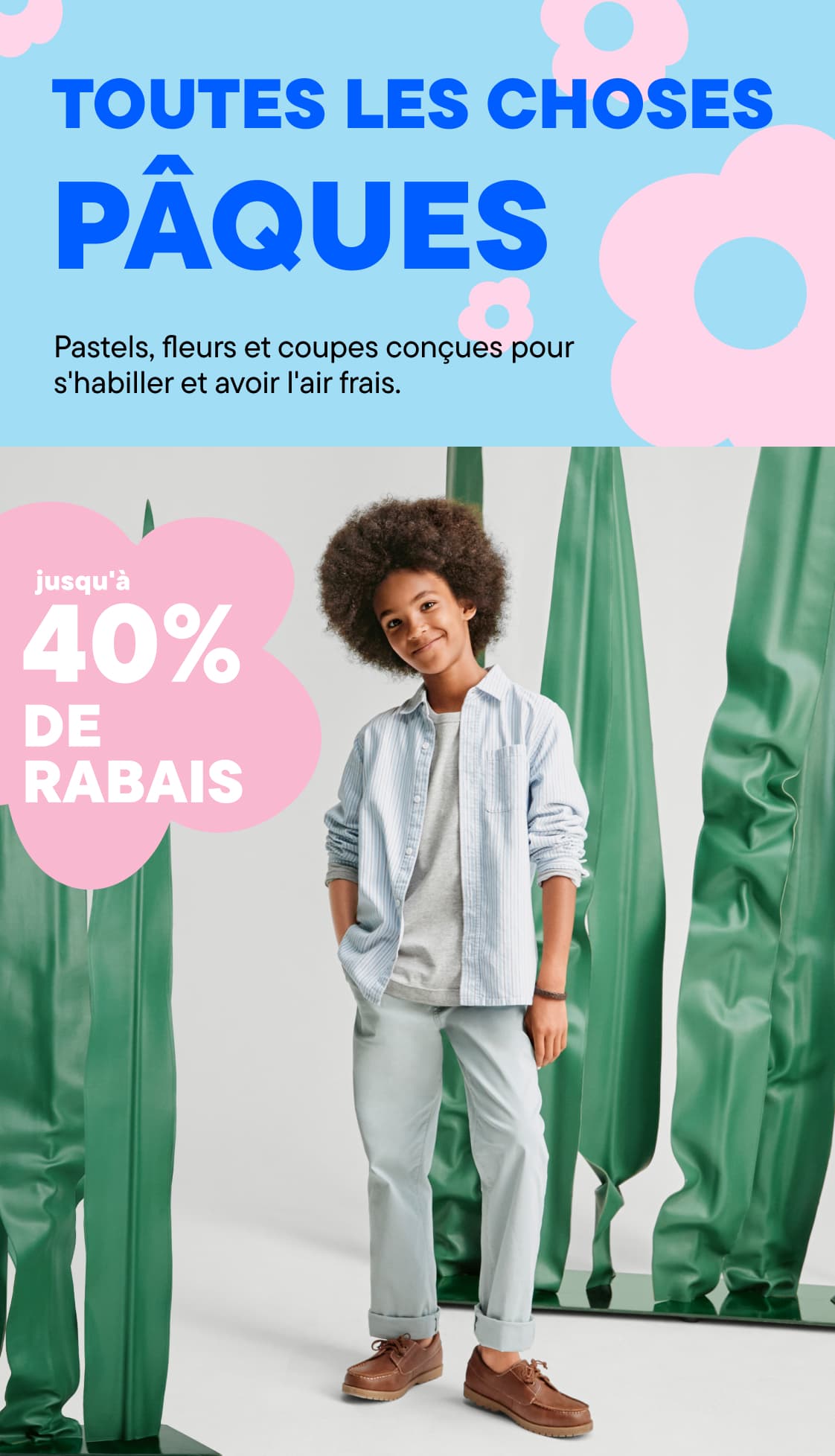 L'image montre un jeune enfant vêtu d'un costume gris clair, se tenant devant un fond vert vif, avec le texte « TOUTES CHOSES DE PÂQUES » affiché en évidence au-dessus.
