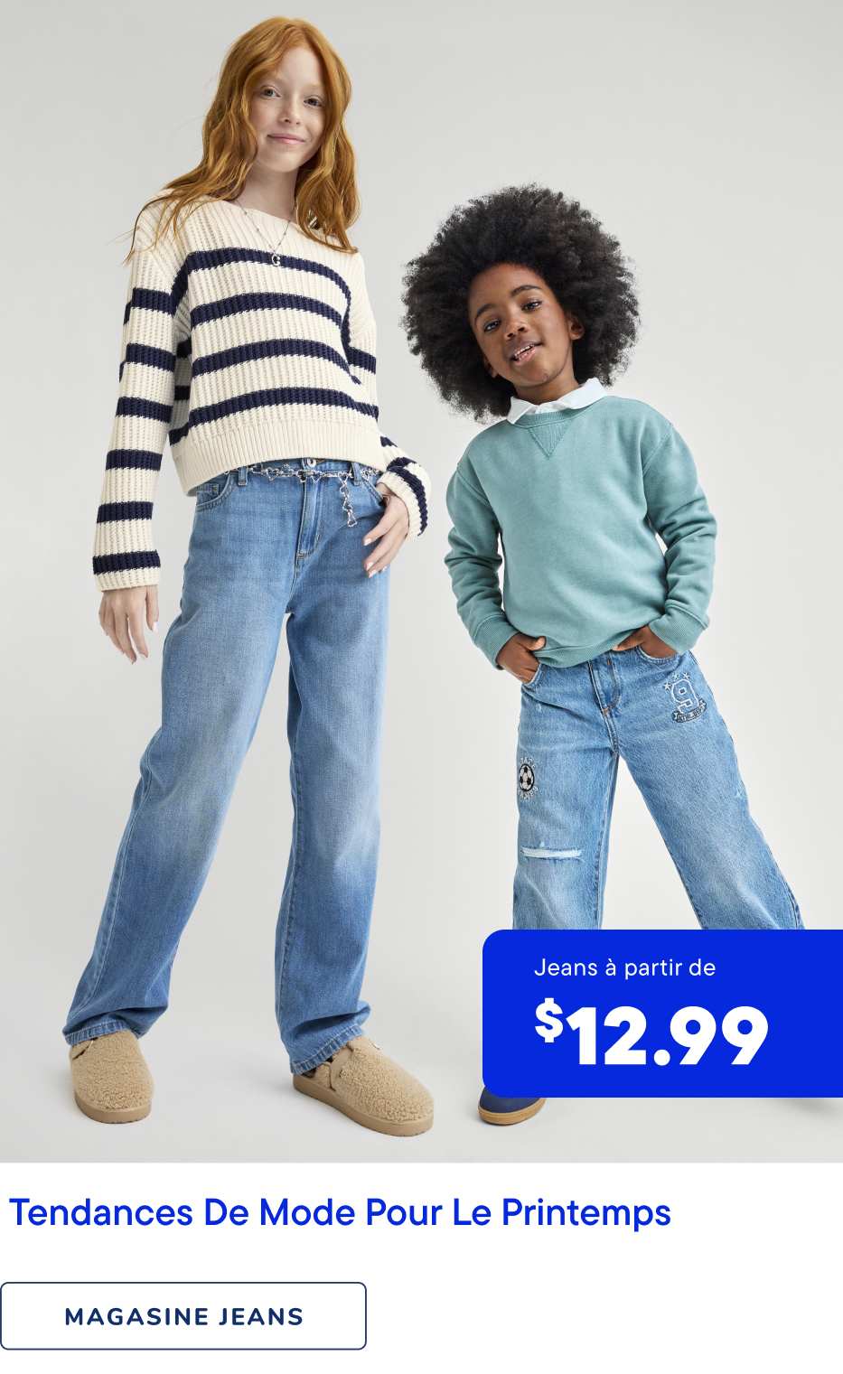L'image montre deux jeunes gens, l'un aux longs cheveux roux bouclés et l'autre aux cheveux courts et foncés, tous deux vêtus de jeans et de pulls colorés. Ils se tiennent devant un fond uni où figure une pancarte publicitaire pour des jeans à partir de 12,99 $.