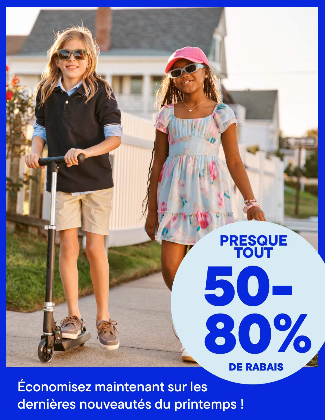 L'image montre deux jeunes femmes debout devant une grande pancarte annonçant des soldes avec des réductions allant de 50 à 80 % sur presque tout.