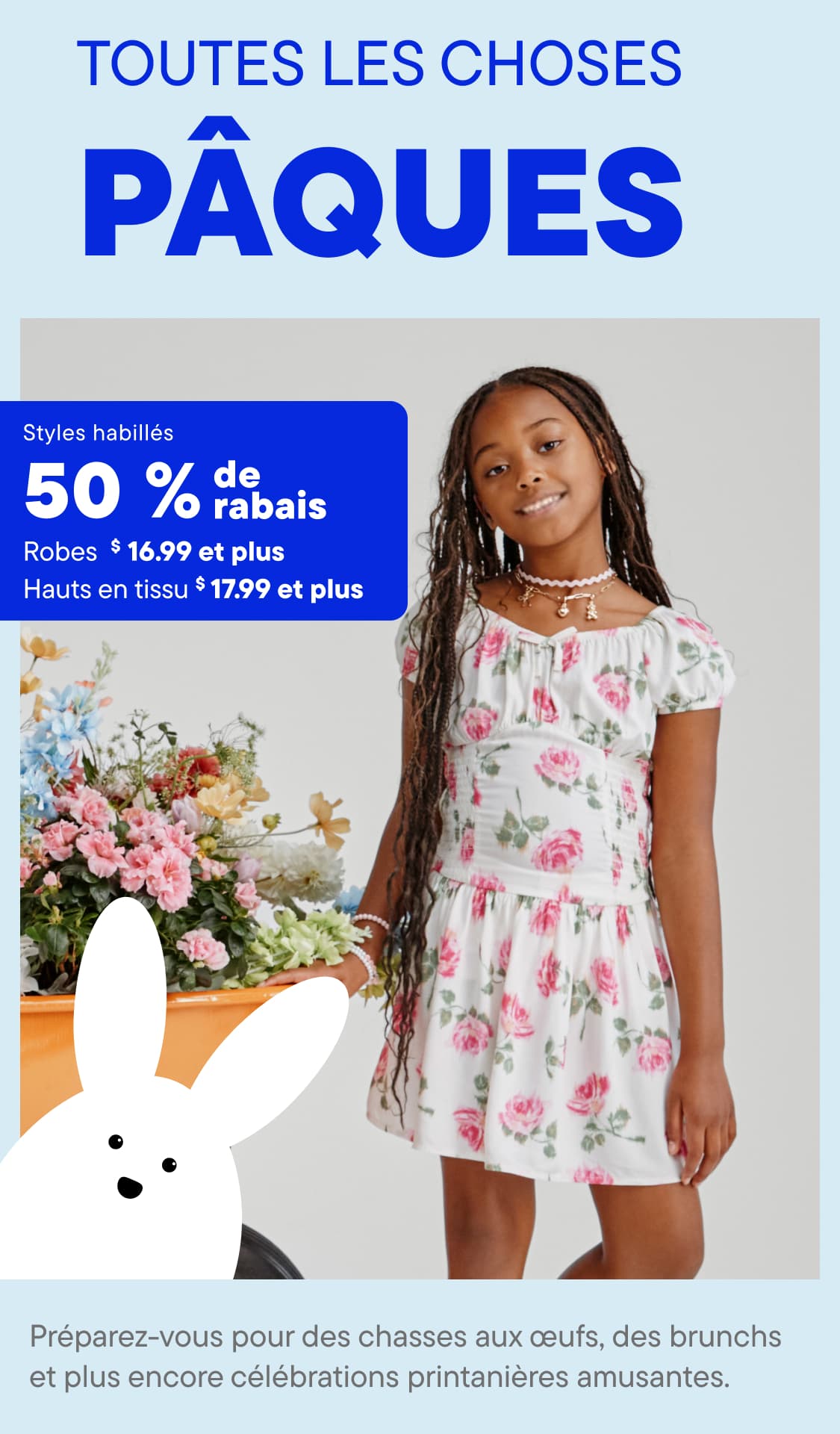 L'image montre une jeune fille vêtue d'une robe à fleurs, debout devant un étalage d'objets sur le thème de Pâques, dont un grand lapin blanc et diverses décorations printanières.