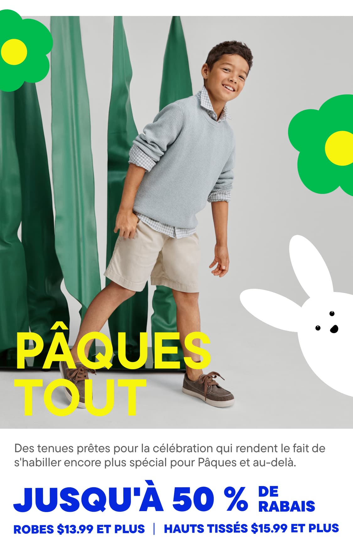 L'image montre un jeune garçon vêtu d'un pull gris et d'un short beige, se détachant sur un fond coloré à motifs floraux verts et jaunes. Le texte « PÂQUES TOUT » est mis en évidence, annonçant une promotion sur les robes et les hauts tissés.