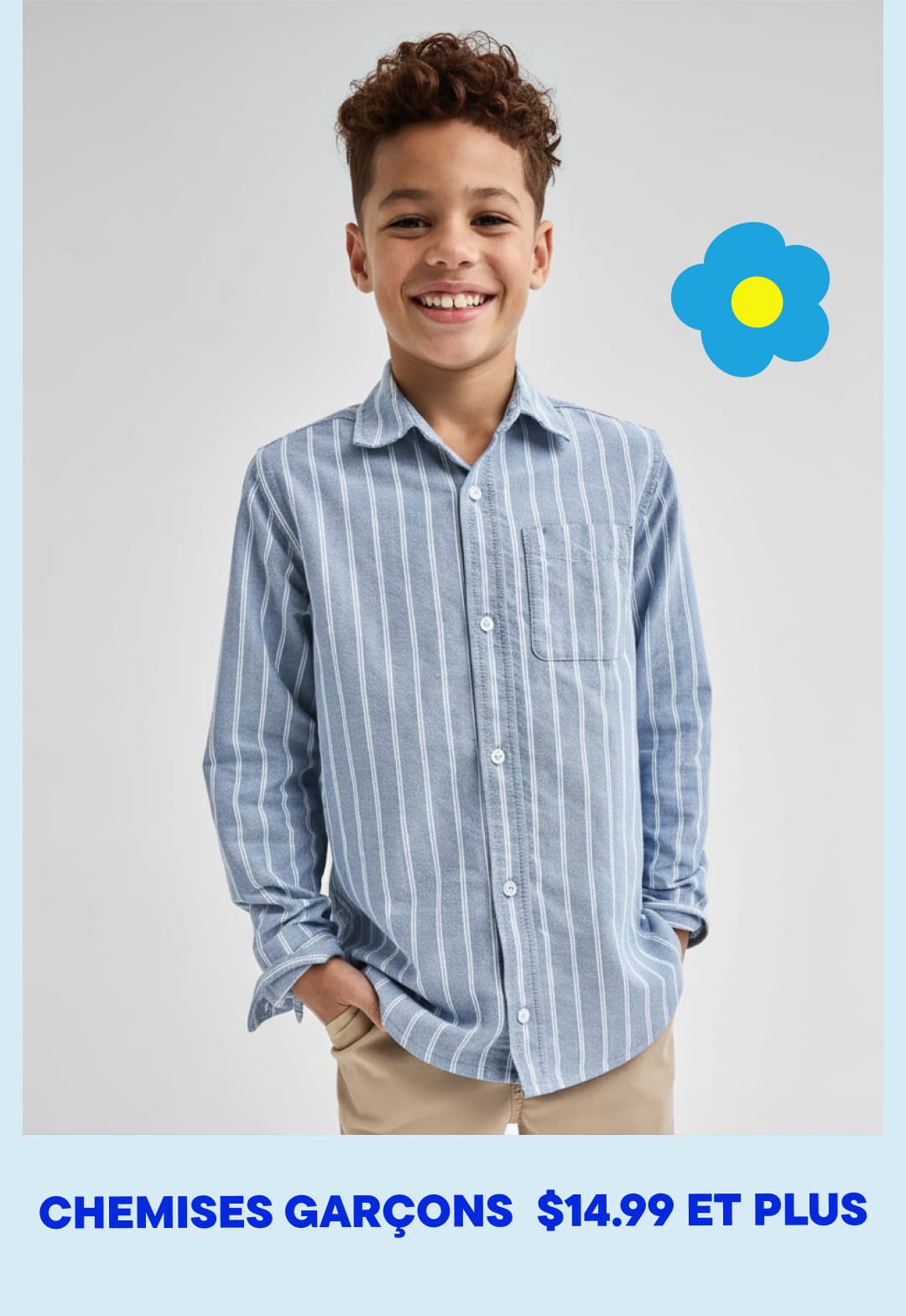 Un jeune garçon aux cheveux bouclés sourit, vêtu d'une chemise rayée boutonnée, sur un fond blanc uni.