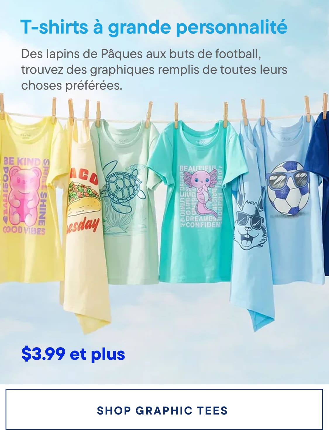 L'image présente une variété de t-shirts graphiques colorés suspendus à une corde à linge, sur fond de ciel bleu éclatant. Ces t-shirts arborent des motifs et des dessins variés, allant des lapins de Pâques aux buts de football, répondant ainsi à différents goûts et préférences.