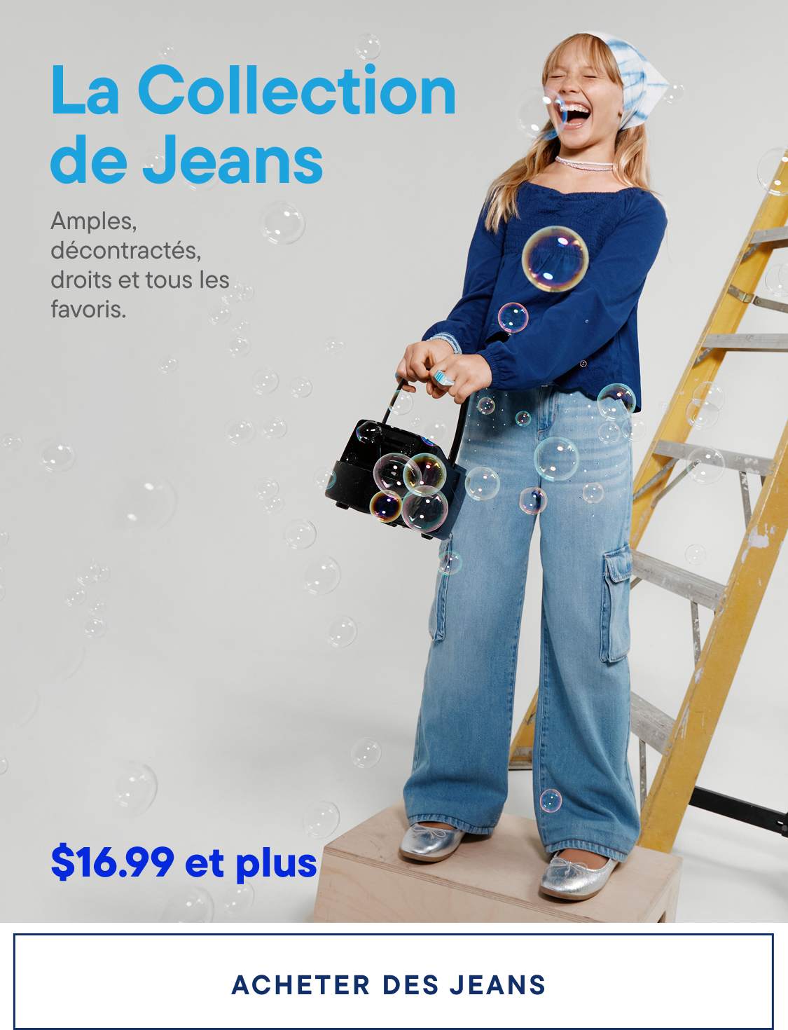 Une femme vêtue d'un pull bleu et d'un jean se tient devant une échelle, entourée de divers accessoires et éléments de décor, avec le texte « The Jeans Lineup » affiché en évidence.