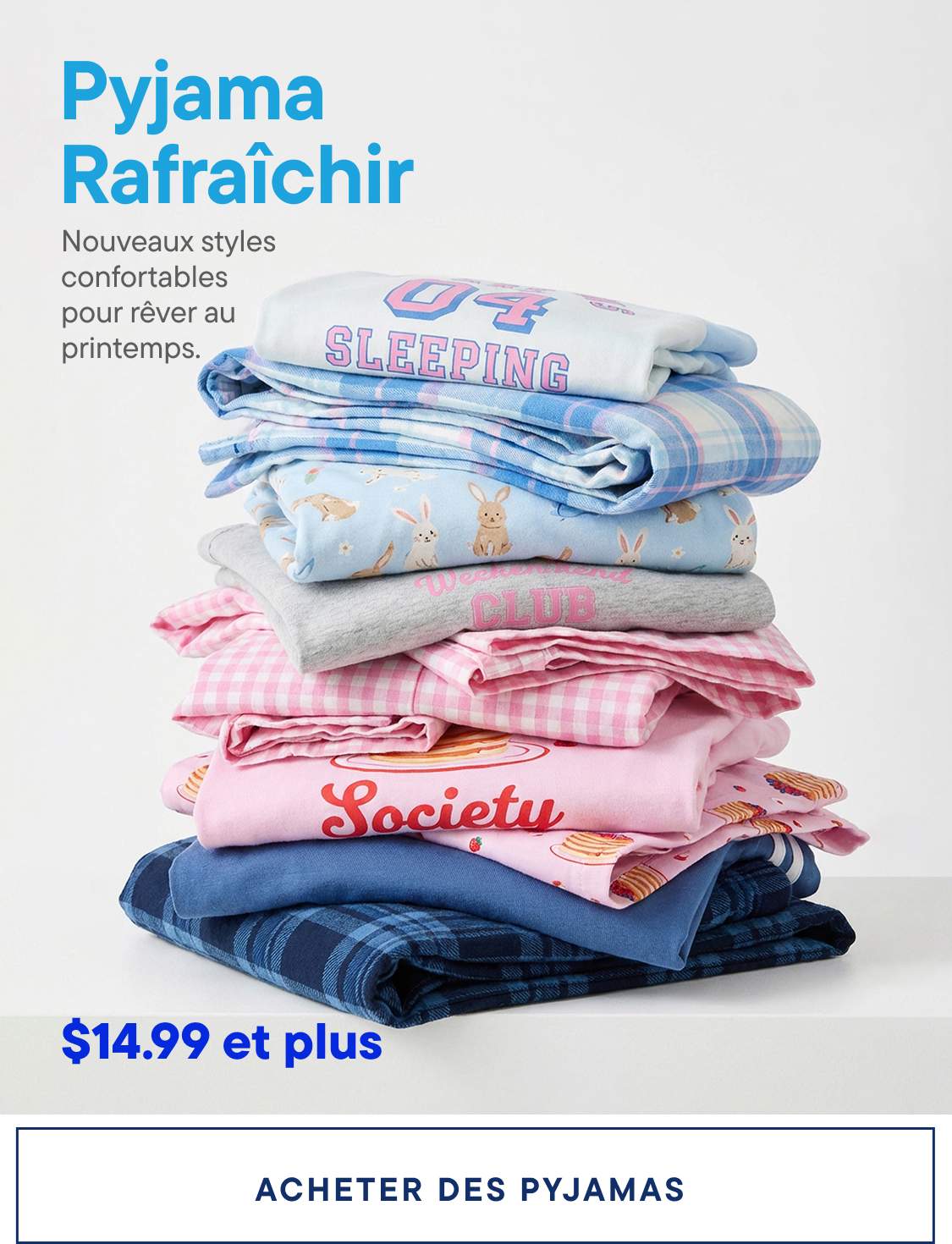 Une pile de pyjamas colorés et à motifs, notamment des modèles bleus et roses, avec des inscriptions telles que « Dormir » et « Société » visibles sur un fond blanc uni.