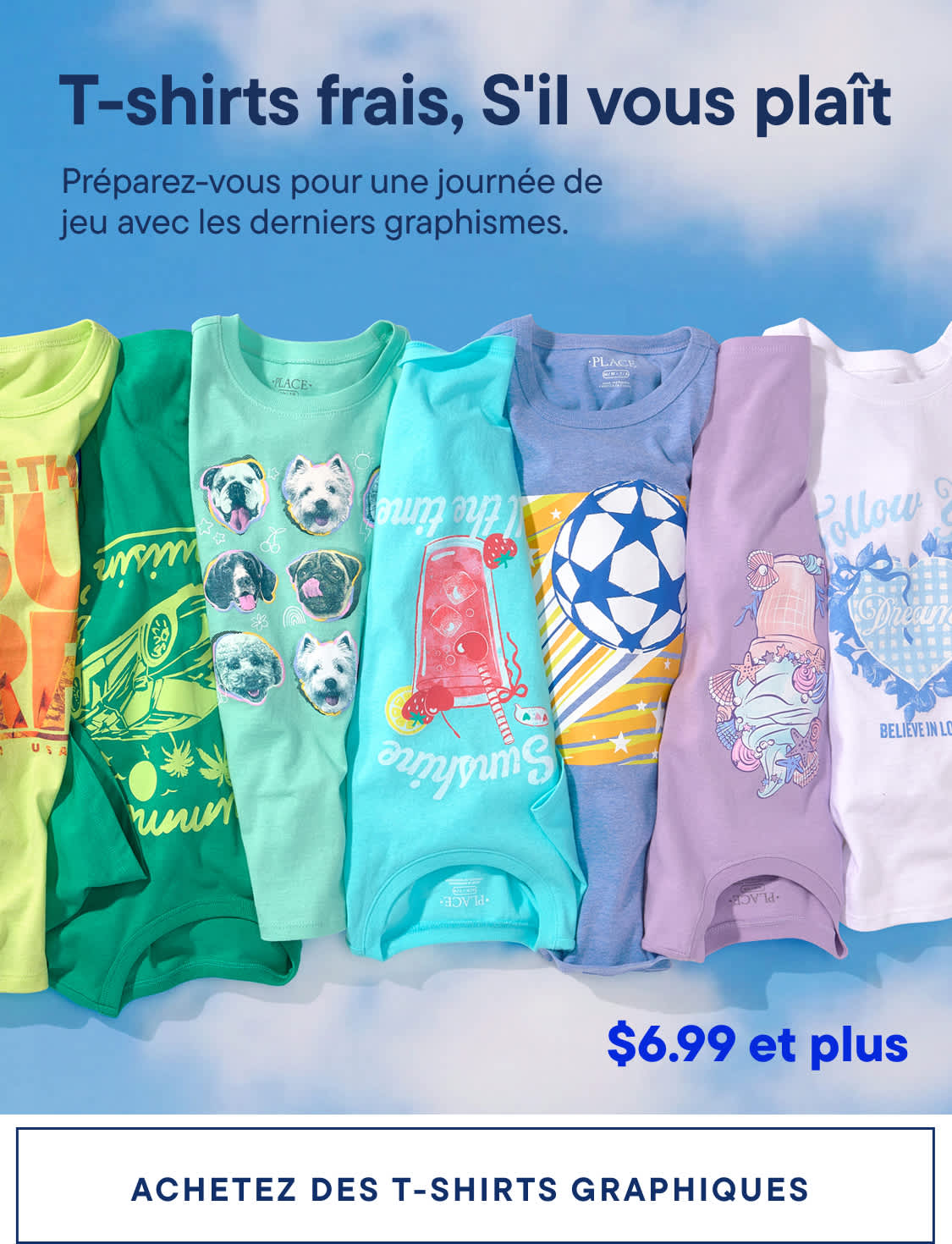 Une présentation éclatante de vêtements pour enfants colorés, comprenant des t-shirts et des débardeurs, disposés selon un motif arc-en-ciel sur un fond bleu uni.