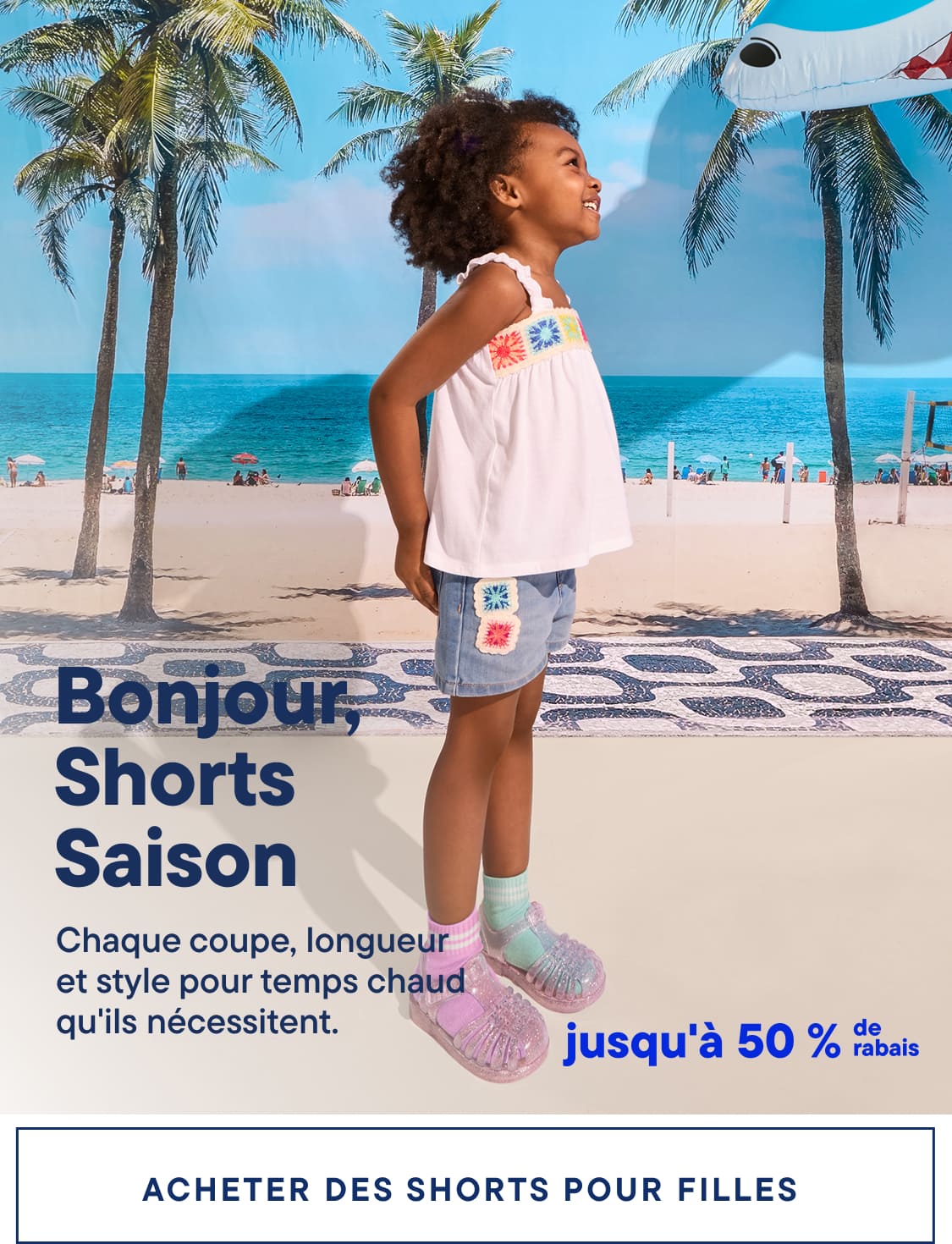 Une jeune fille aux cheveux bouclés se tient sur une plage avec des palmiers en arrière-plan, vêtue d'un haut blanc et d'un short coloré, faisant la promotion d'une vente « Saison des shorts ».