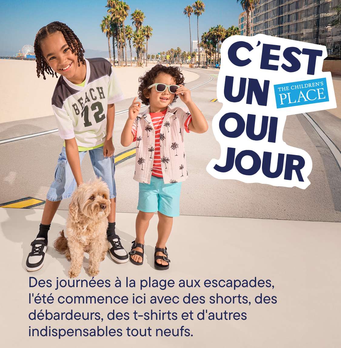 L'image montre deux jeunes enfants, une fille et un garçon, debout devant un panneau indiquant « C'EST LA JOURNÉE DU OUI » sur une plage ensoleillée avec des palmiers en arrière-plan.
