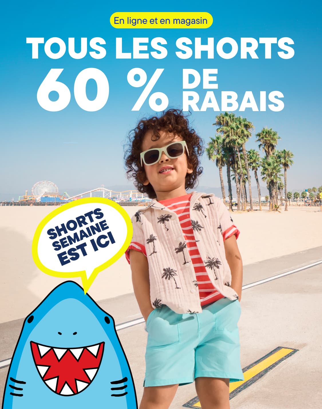 Un jeune homme portant des lunettes de soleil et une chemise à motifs se tient sur une plage avec des palmiers en arrière-plan, faisant la promotion d'une vente de shorts.