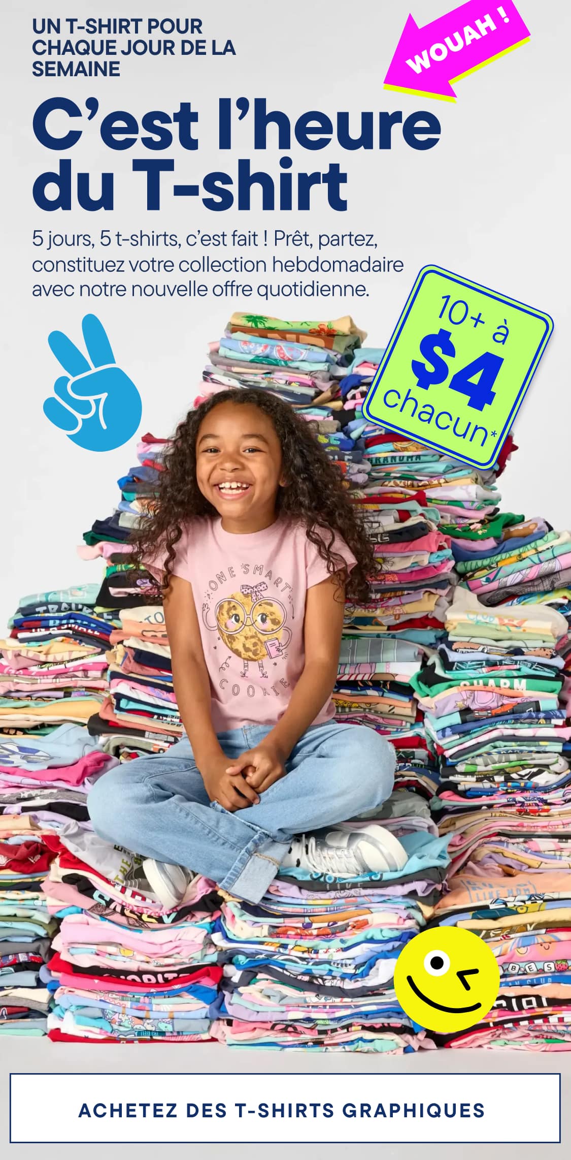Une jeune fille est assise sur un grand tas de t-shirts colorés, avec au premier plan un texte annonçant une promotion.