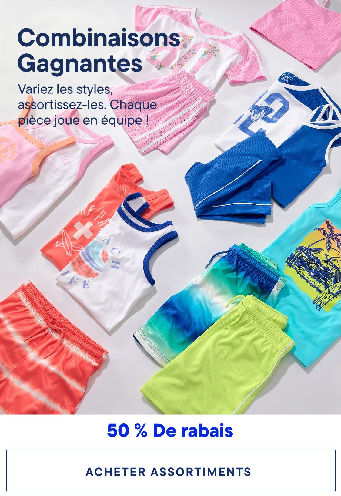 Des vêtements colorés pour enfants, notamment des chemises et des shorts aux motifs et graphismes variés, sont disposés sur un fond clair avec un texte promotionnel.