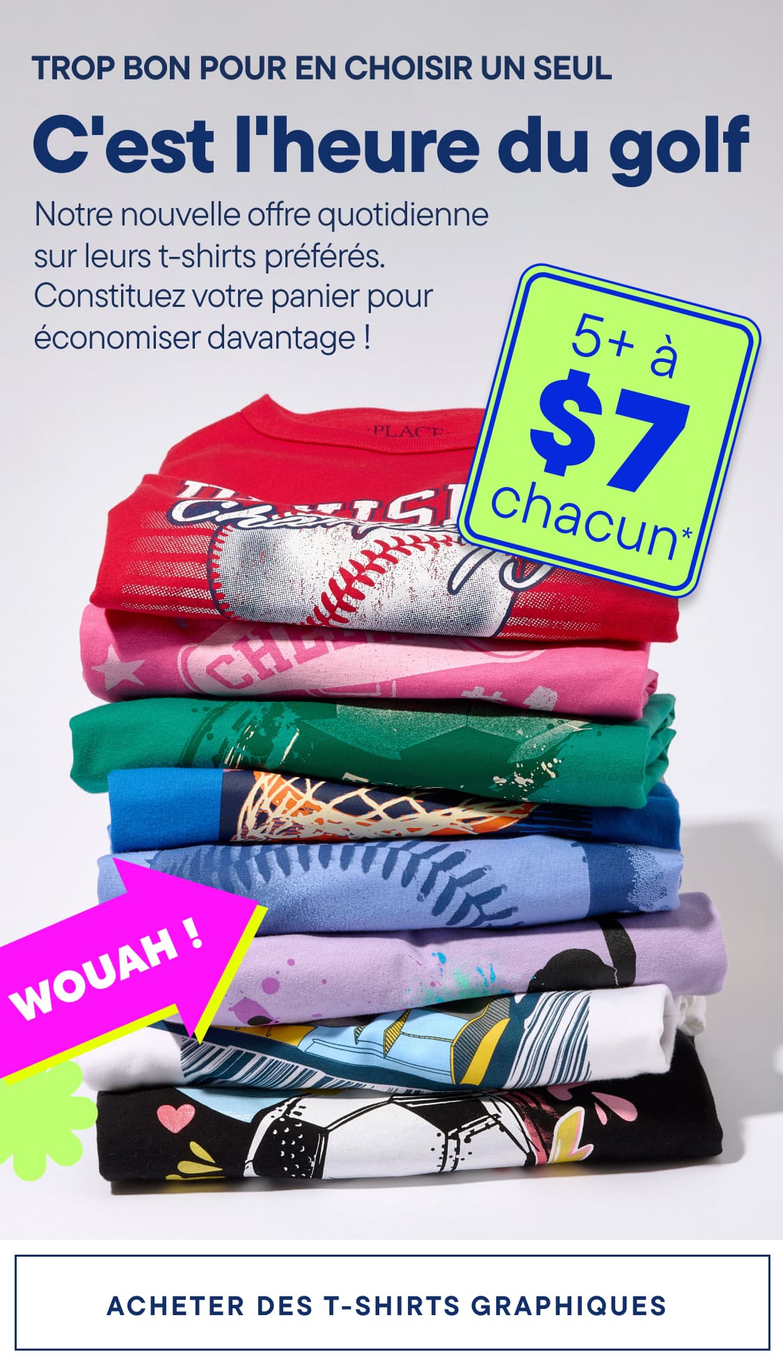 Au premier plan, une pile de t-shirts graphiques colorés est exposée, avec en arrière-plan un message promotionnel concernant une offre sur des t-shirts.