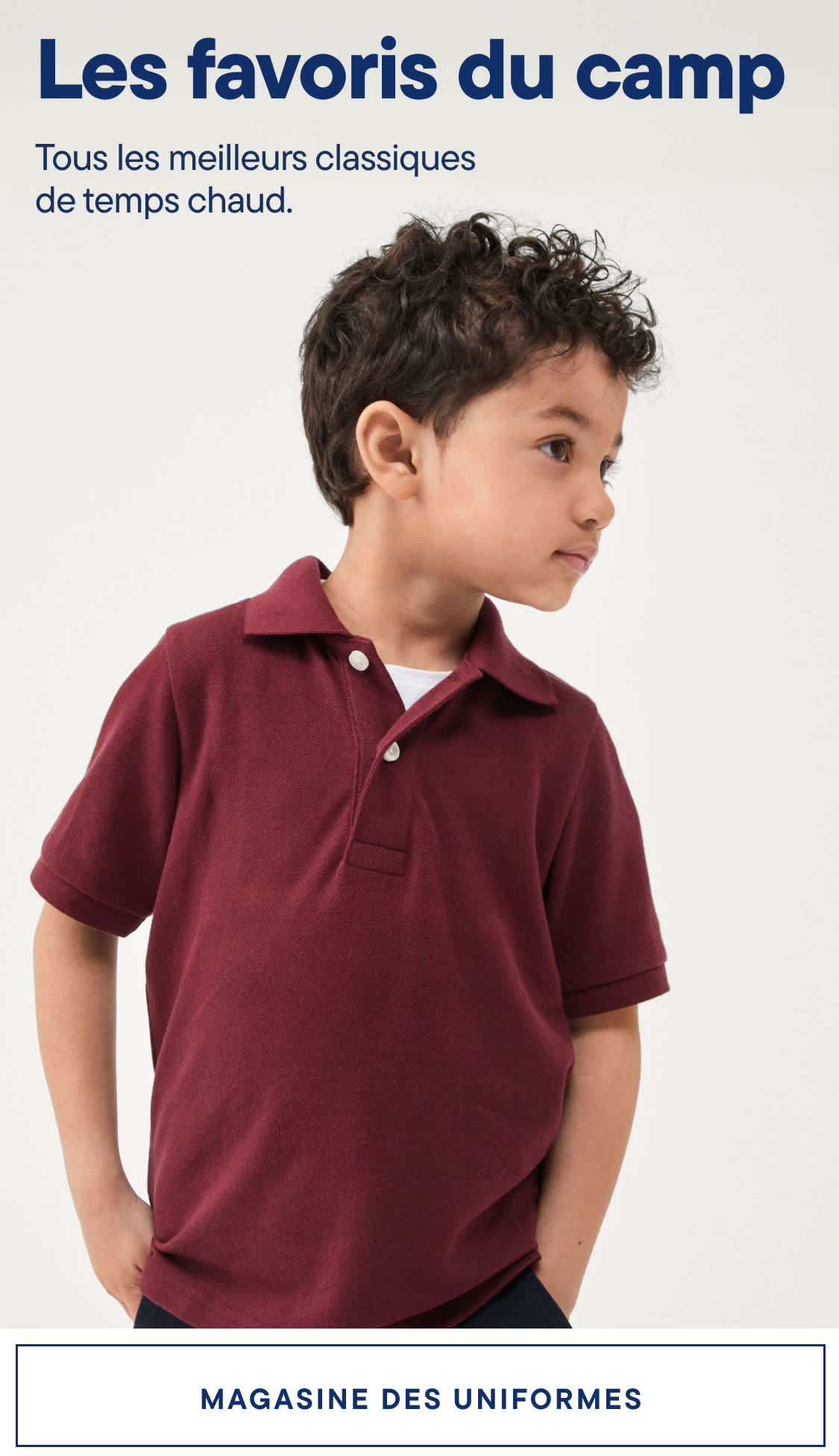 Un jeune garçon en polo bordeaux se tient devant un fond uni, avec le texte « Coups de cœur du camp » au-dessus et un bouton « Acheter des uniformes » en dessous.