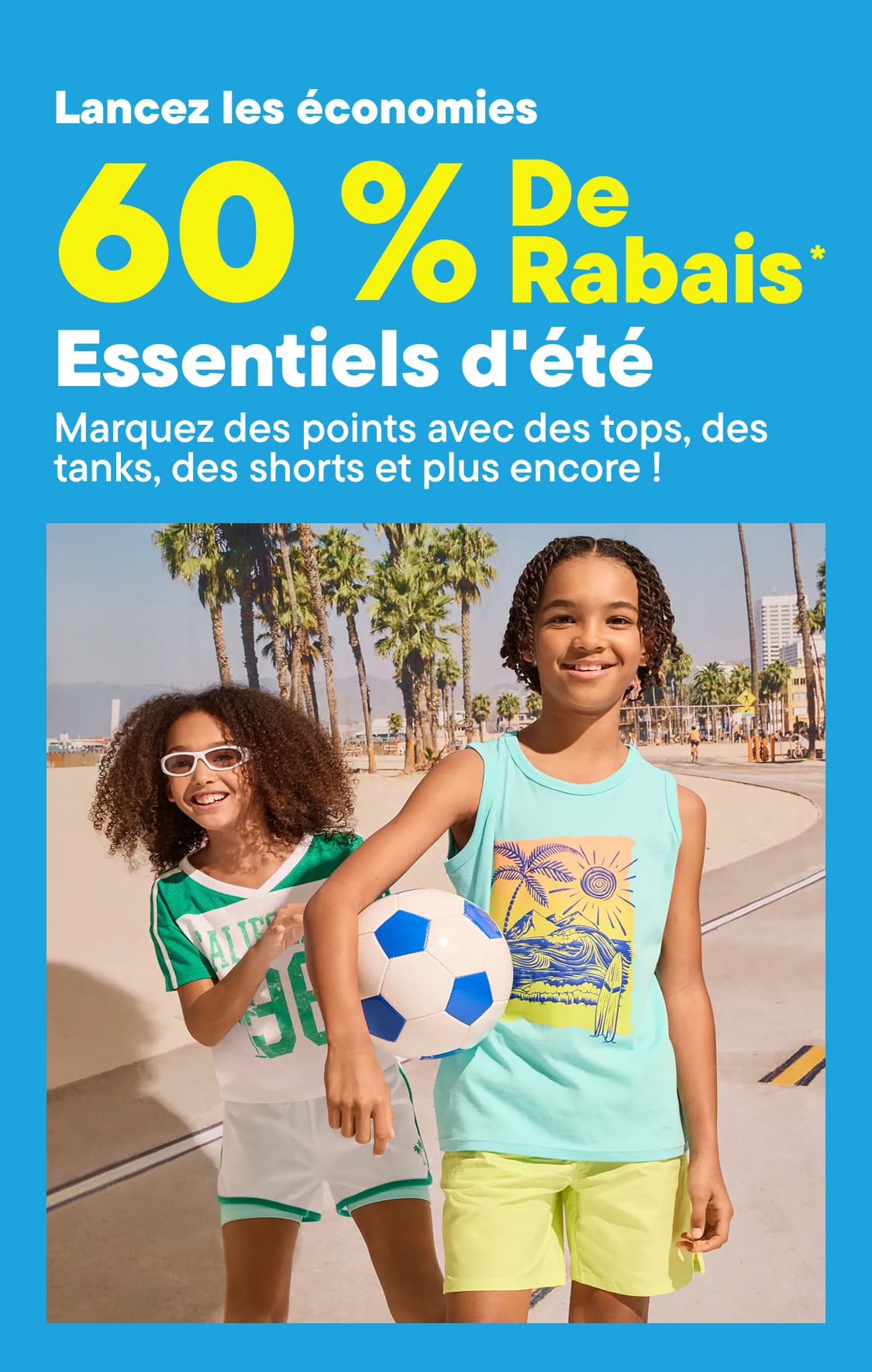 Deux enfants, un ballon de football à la main, se tiennent devant une rue bordée de palmiers, tandis qu'une collection de vêtements d'été colorés est exposée à droite.