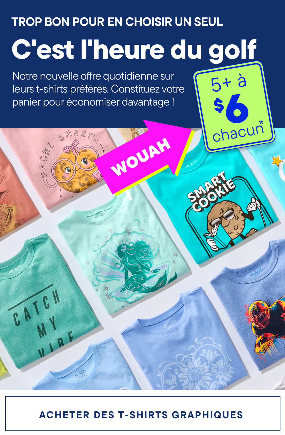 Au premier plan, un assortiment éclatant de t-shirts graphiques aux motifs ludiques est exposé, tandis qu'une bannière bleu foncé en haut annonce une vente « Tee Time » avec un visuel « WOW ! ».