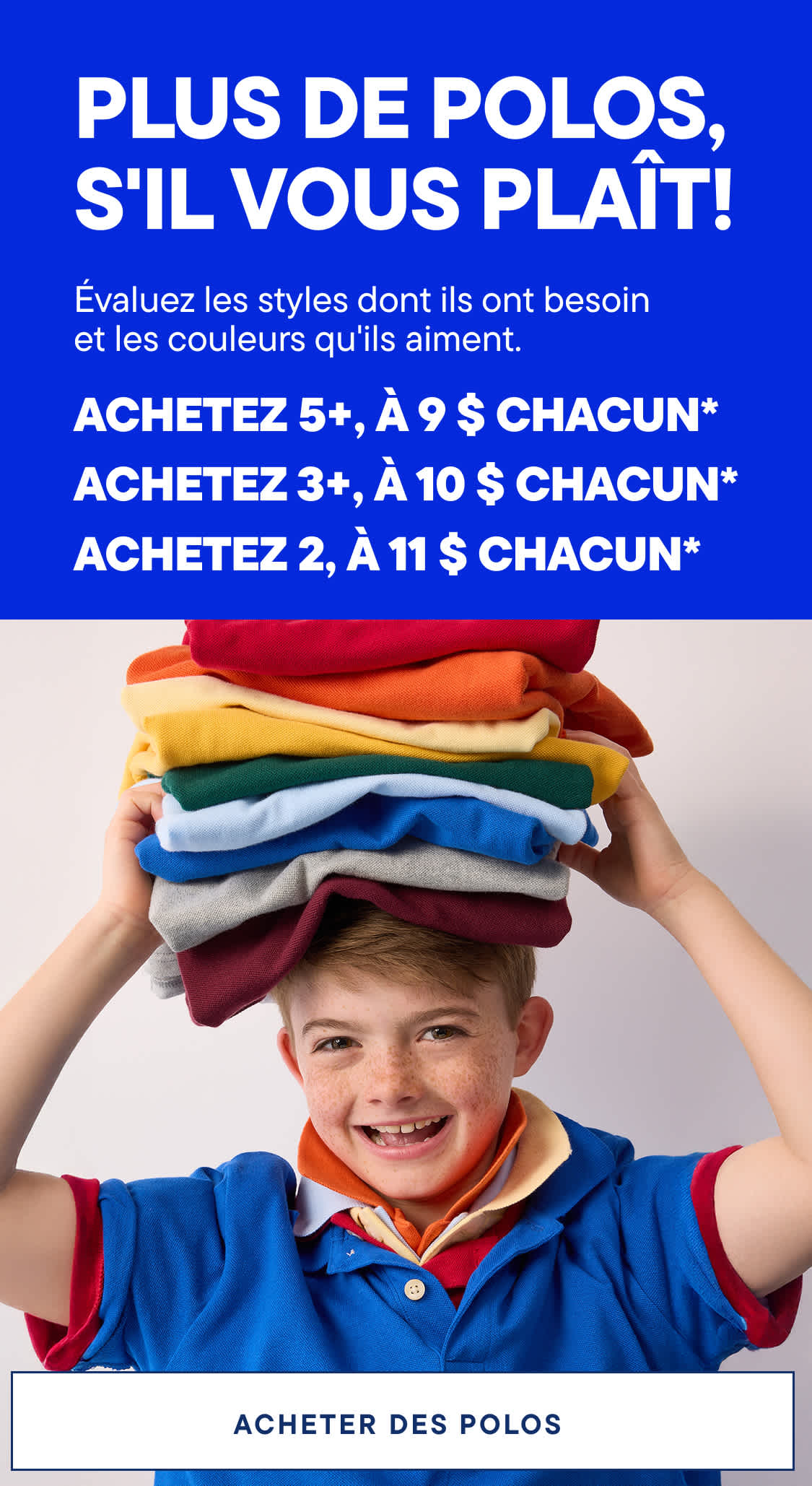 Un garçon souriant tient en équilibre sur sa tête une pile de polos colorés devant un fond bleu orné d'un message publicitaire.