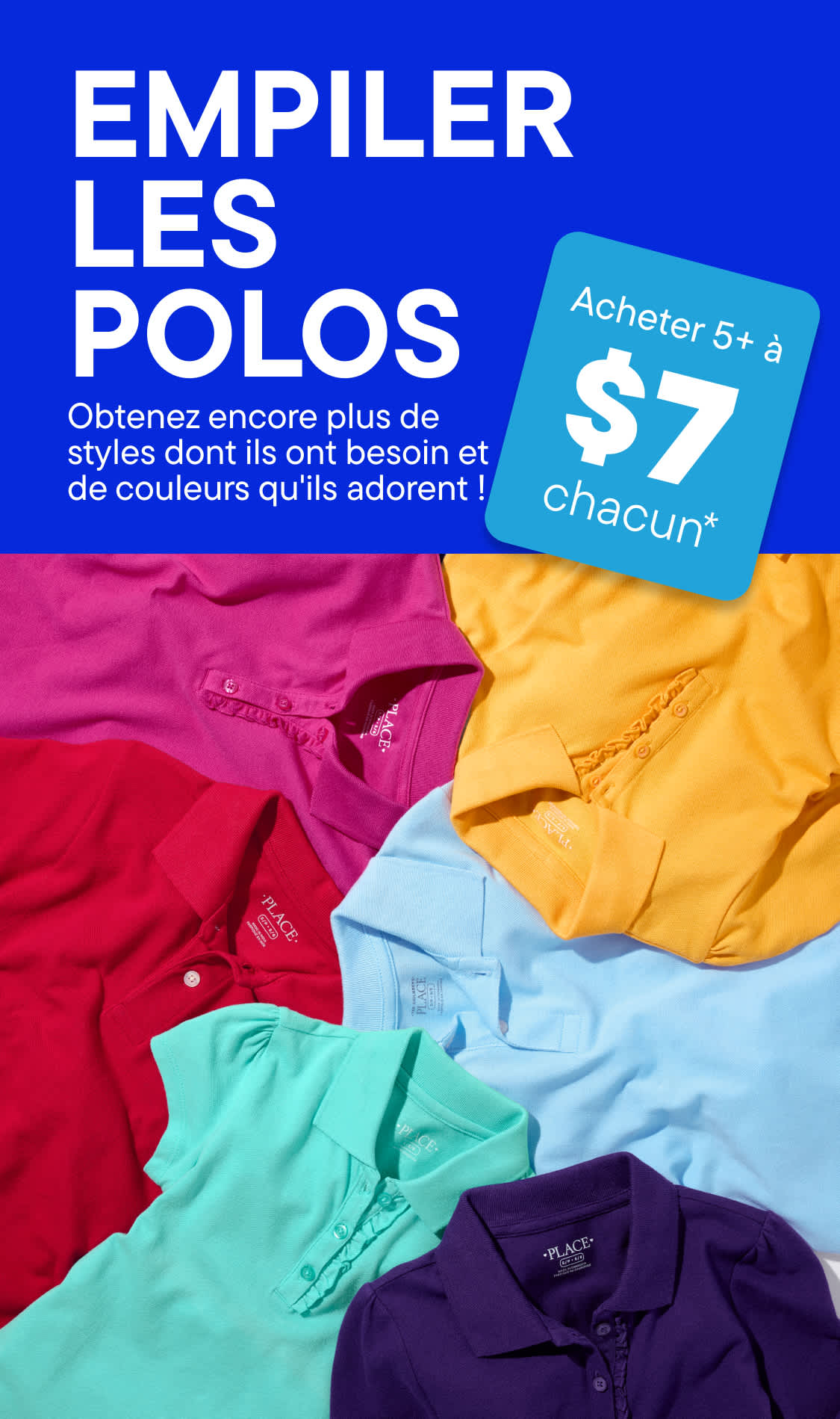 Au premier plan, une pile de polos colorés est exposée, sur fond bleu avec une publicité pour une promotion « Faites le plein de polos » à 7 $ pièce.
