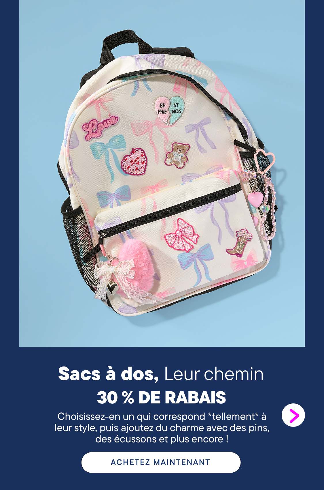 Un sac à dos aux couleurs pastel, orné de nœuds et de breloques, se détache sur un fond bleu uni, avec un texte promotionnel en dessous.