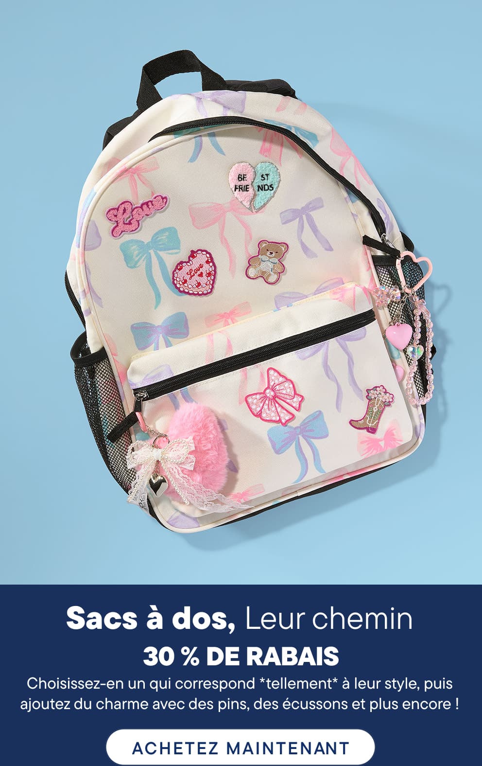 Un sac à dos pastel orné de nœuds et de jolis écussons se détache au premier plan sur un fond bleu uni.
