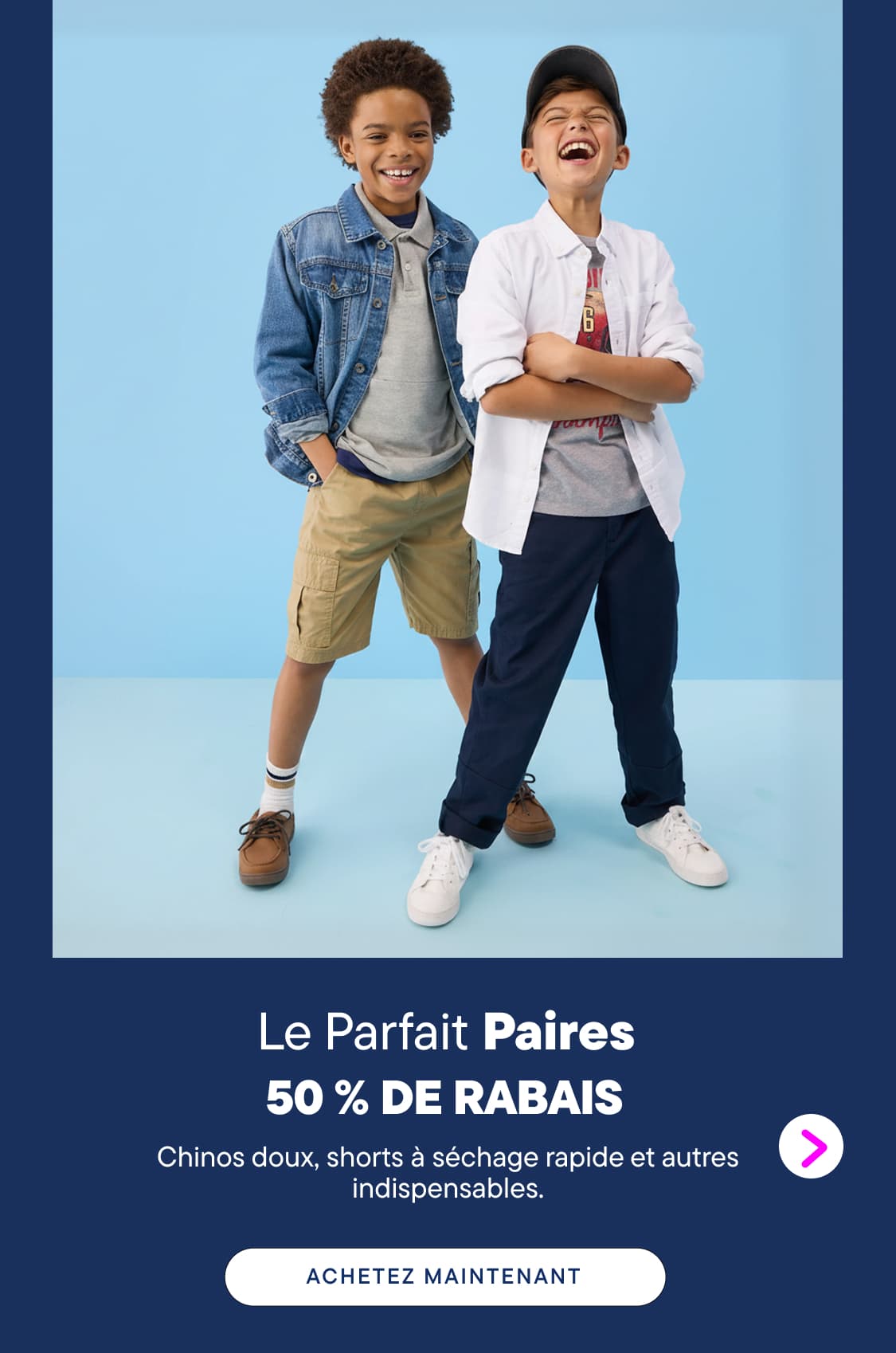 Deux garçons souriants en tenue décontractée se détachent sur un fond bleu vif, avec une banderole publicitaire en dessous annonçant une vente de vêtements.