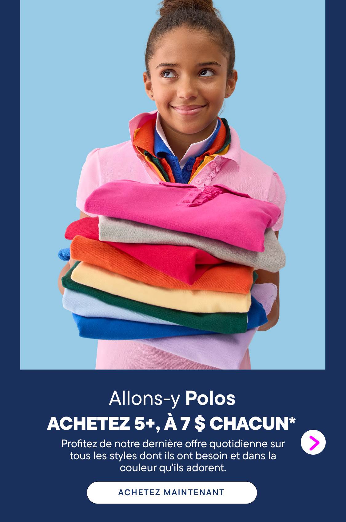 Une jeune fille en polo rose tient une pile de chemises colorées pliées sur un fond bleu clair.