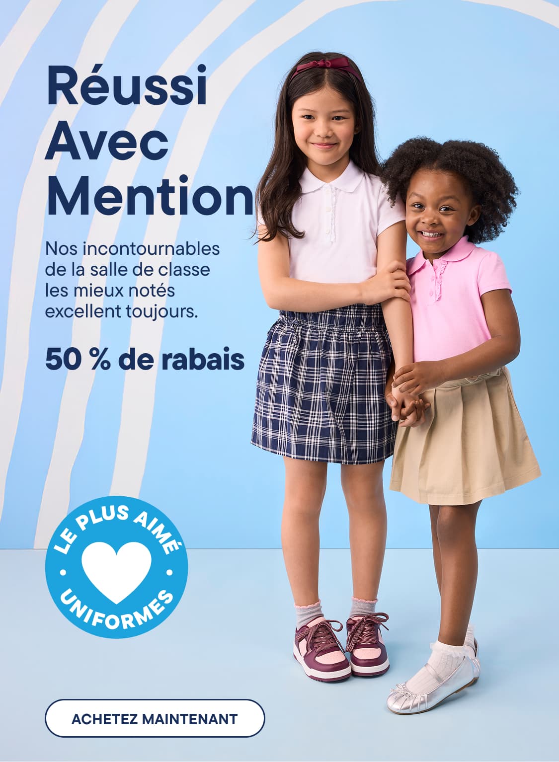 Deux jeunes filles en uniforme scolaire se tiennent devant un fond bleu orné de lignes ondulées blanches et d'un texte annonçant une vente.