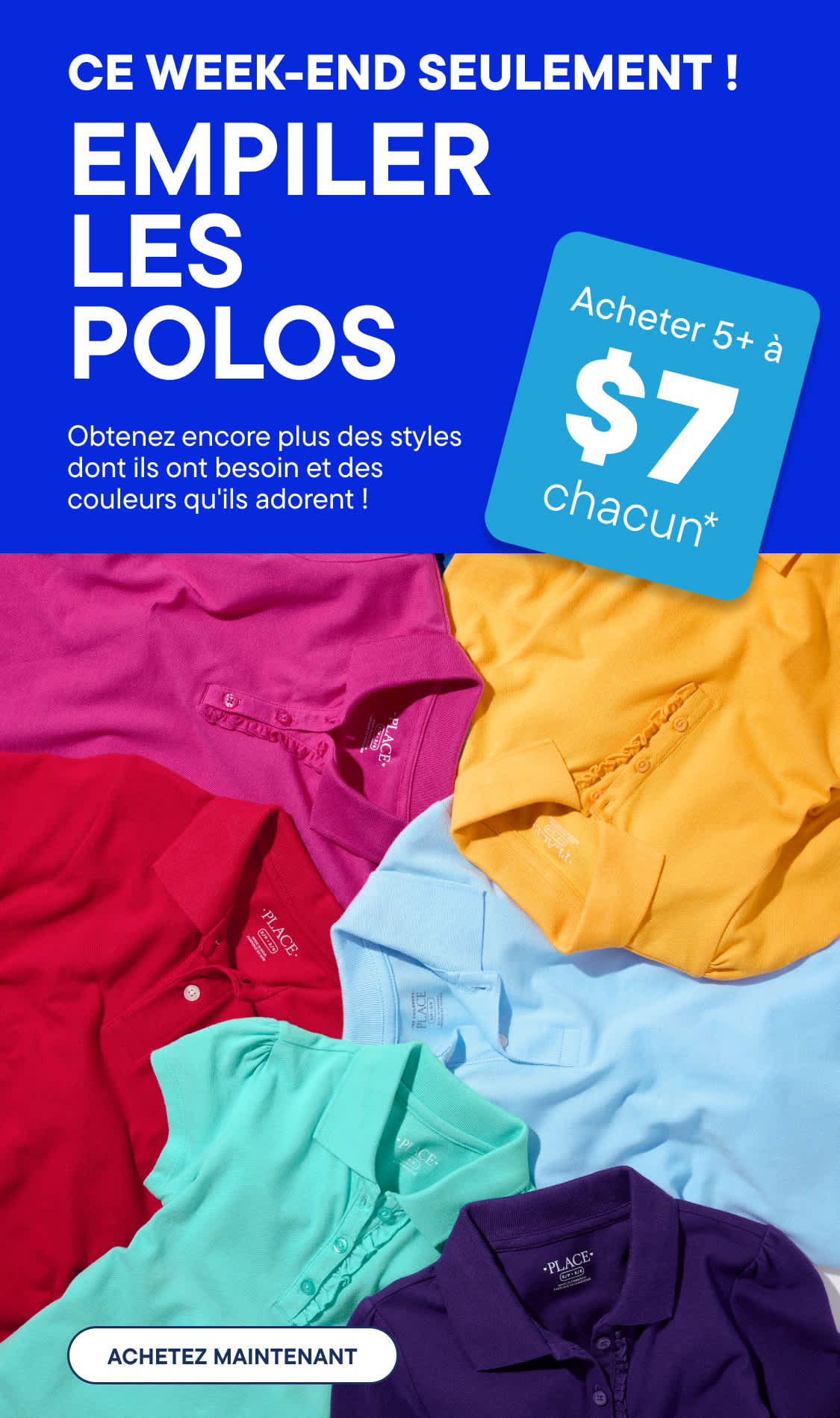 Une bannière bleue annonçant une vente de polos se trouve à gauche, tandis qu'une pile de polos colorés remplit la partie droite de l'image.