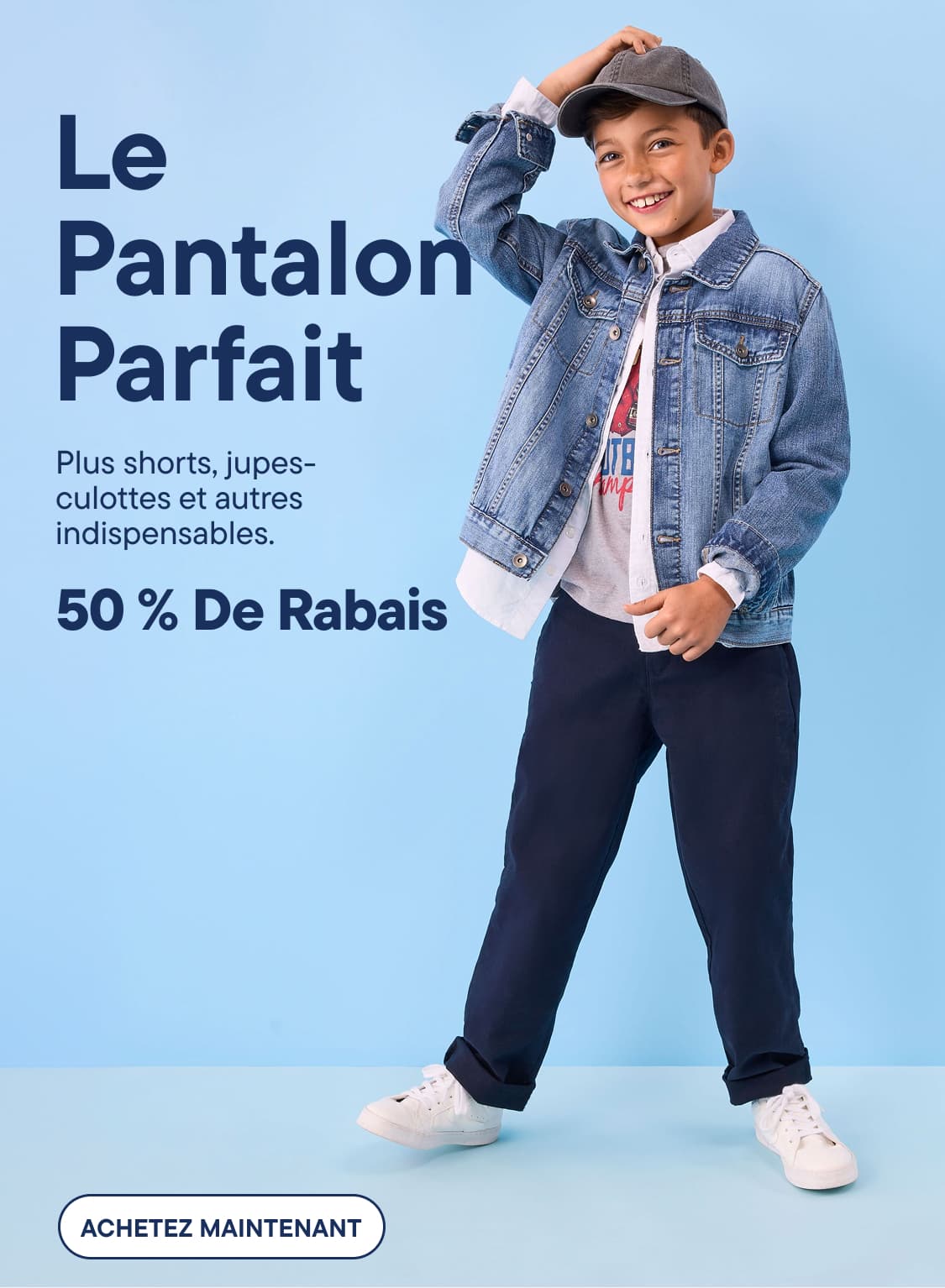 Un jeune garçon vêtu d'une veste en jean et d'un pantalon foncé saute joyeusement sur un fond bleu uni avec un texte publicitaire sur la gauche.