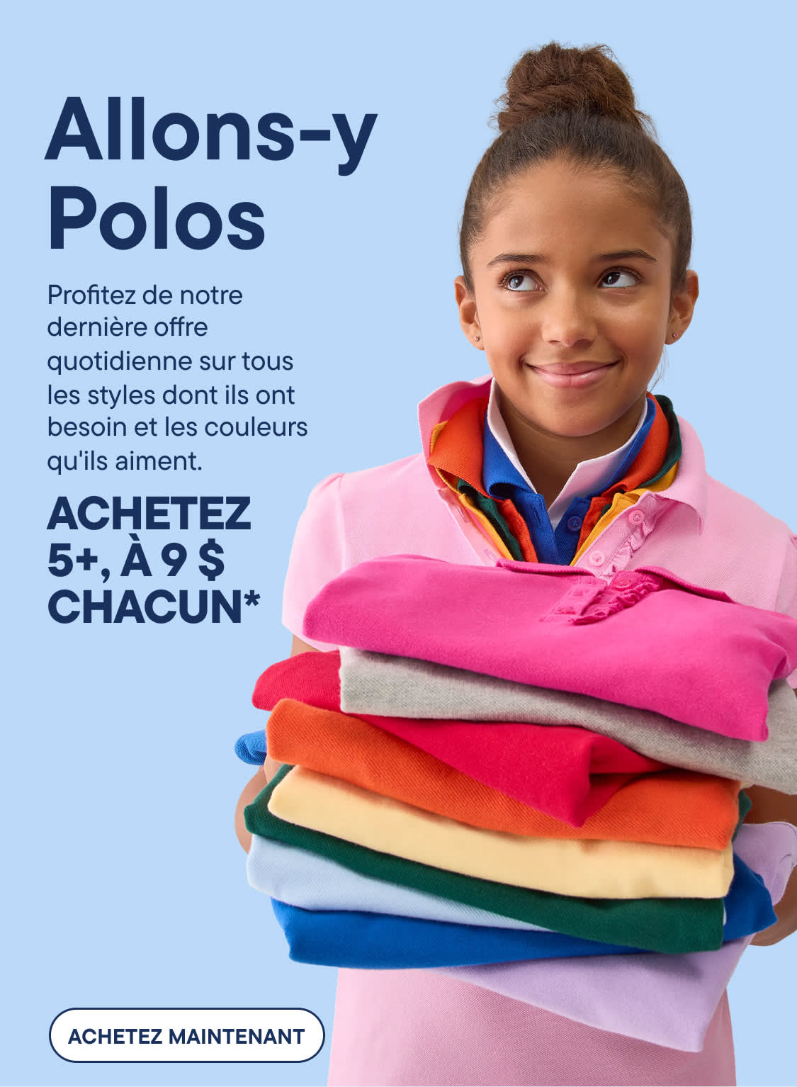 Une jeune fille sourit en tenant une pile de polos colorés sur un fond bleu clair orné de textes publicitaires.