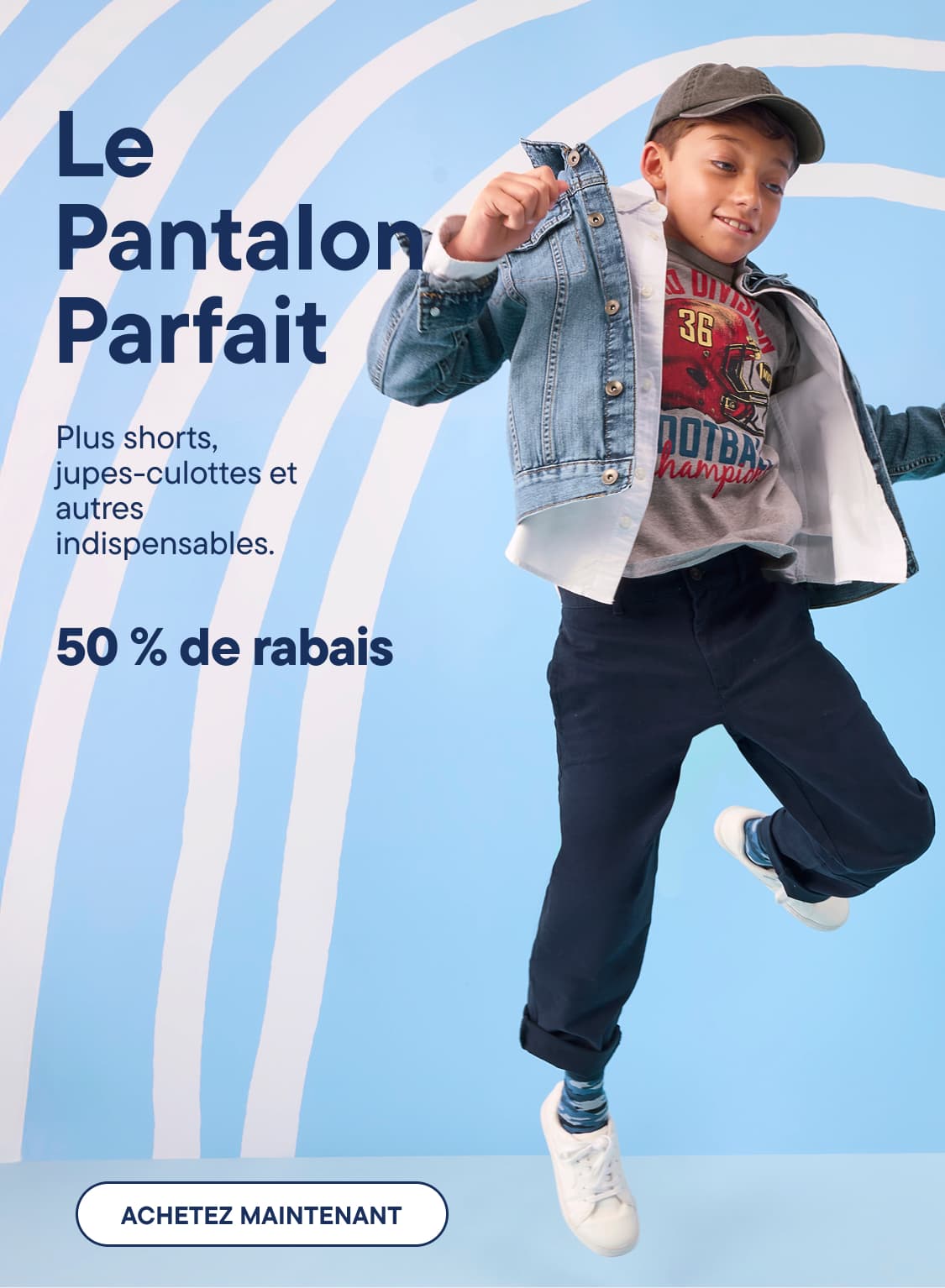 Un jeune garçon vêtu d'une veste en jean et d'un pantalon foncé saute joyeusement sur un fond bleu uni avec un texte publicitaire sur la gauche.