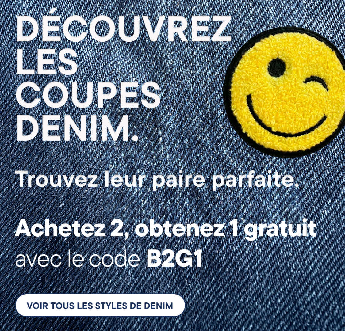 Un texte blanc sur fond denim annonce une promotion sur les jeans, avec un écusson smiley clin d'œil dans le coin supérieur droit.