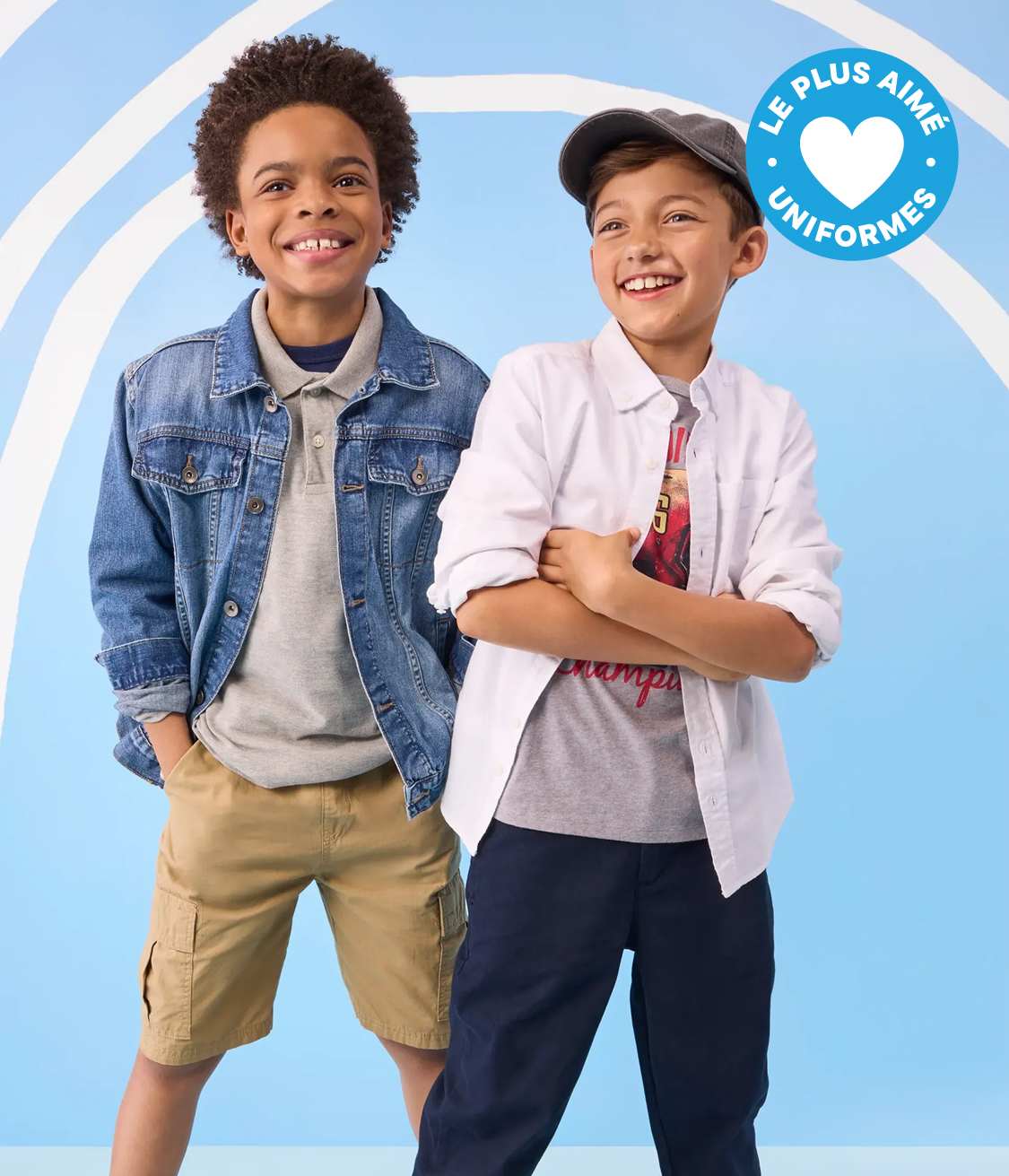 Deux jeunes garçons souriants, vêtus d'uniformes scolaires décontractés, se détachent sur un fond bleu clair orné de lignes blanches courbes.