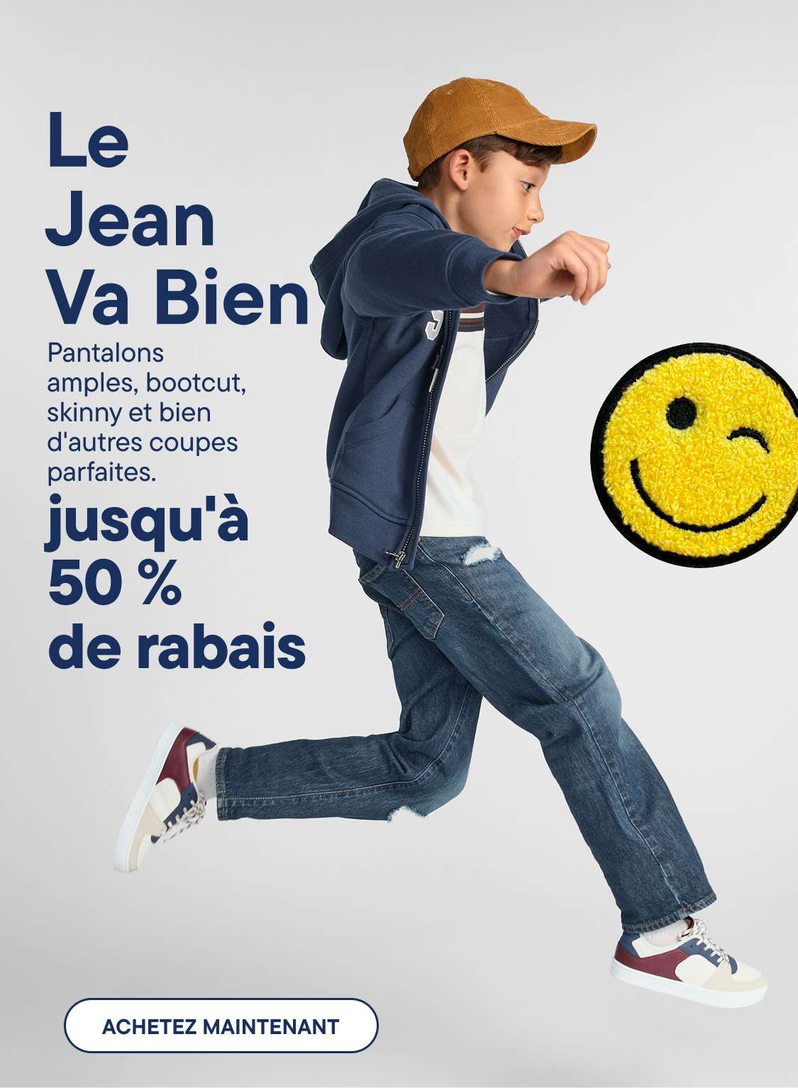 Un jeune garçon en jean et sweat à capuche saute au premier plan, avec un smiley qui fait un clin d'œil et un texte « soldes » sur un fond gris clair.