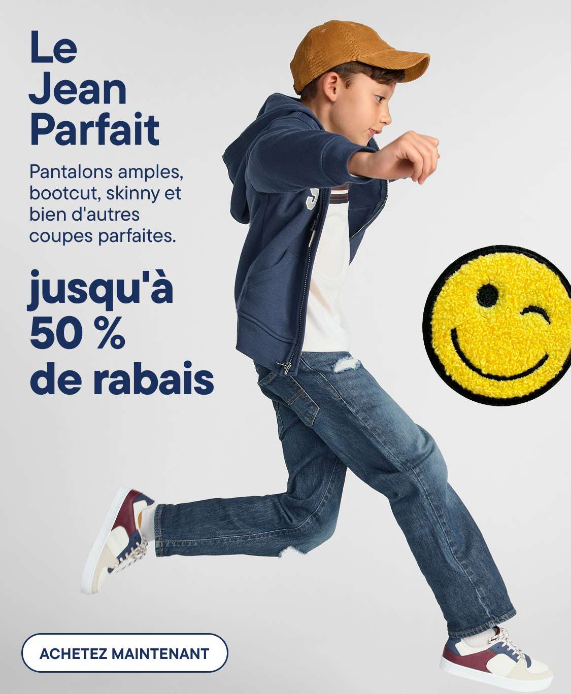 Un jeune garçon en jean et sweat à capuche saute au premier plan, avec un smiley qui fait un clin d'œil et un texte « soldes » sur un fond gris clair.