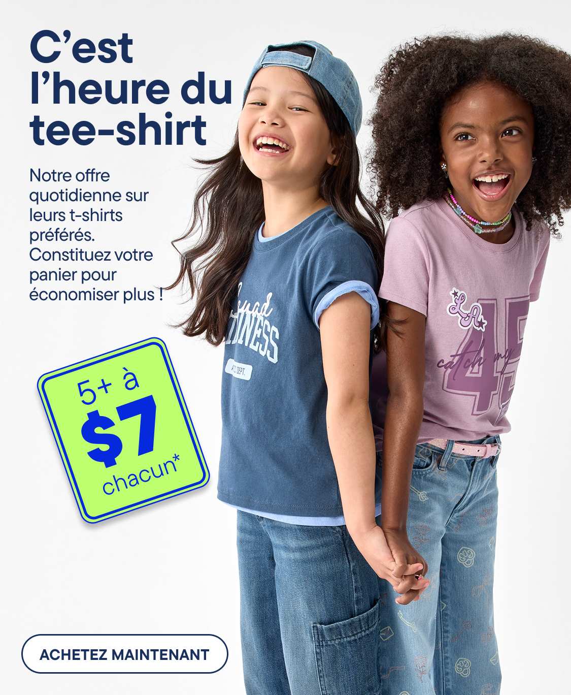 Deux jeunes filles souriantes, vêtues de t-shirts et de jeans décontractés, se tiennent devant un fond bleu clair orné d'un texte promotionnel et d'un bouton « Acheter maintenant ».